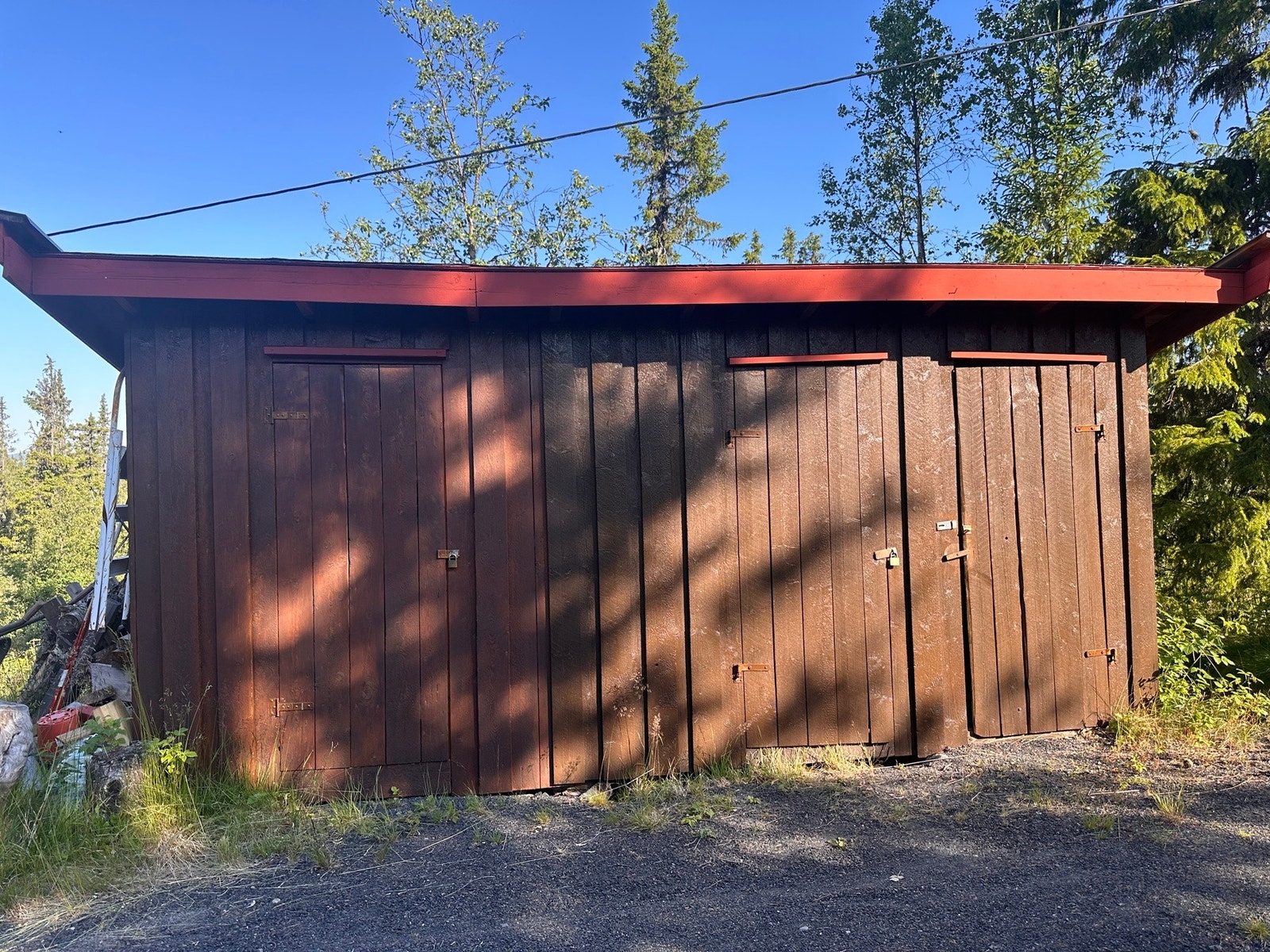 Hyttetun bestående av hytte, anneks og uthus. Galleribilde
