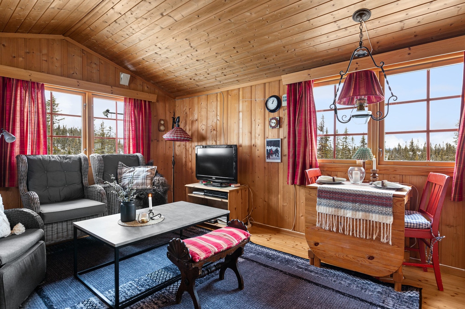 Panelte overflater vegg og himling, samt tregulv. Galleribilde