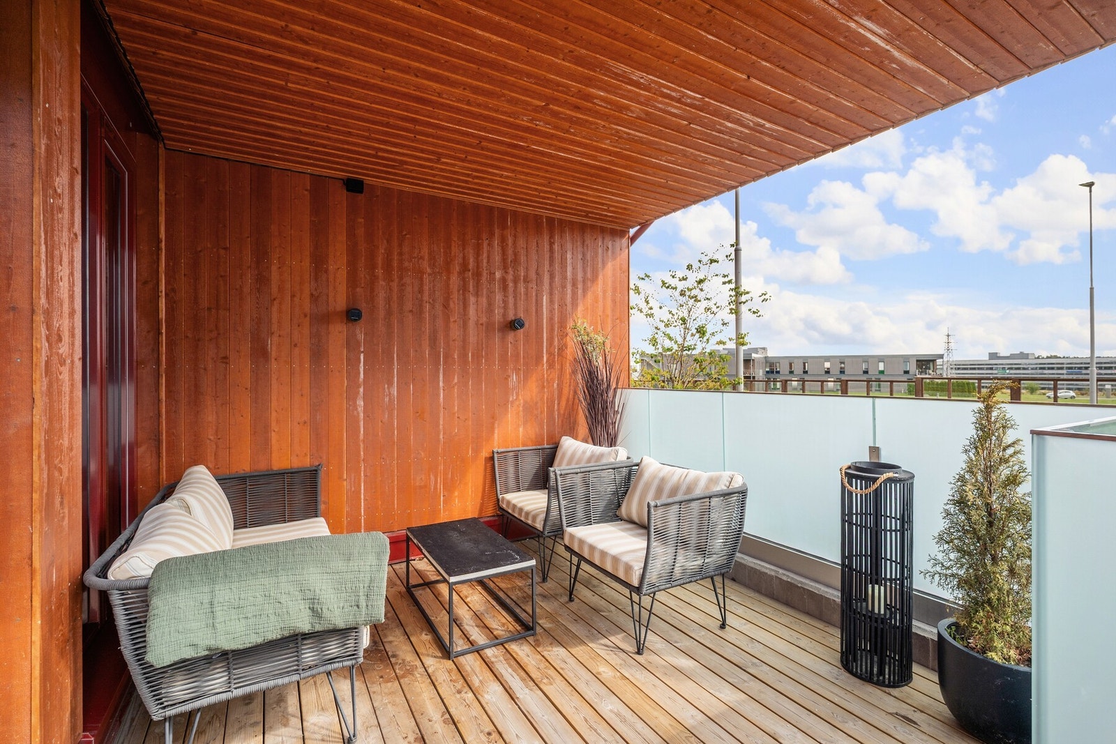 Fra stuen er det direkte utgang til en romslig terrasse på ca. 15 m², hvor deler av arealet er overbygget. Galleribilde