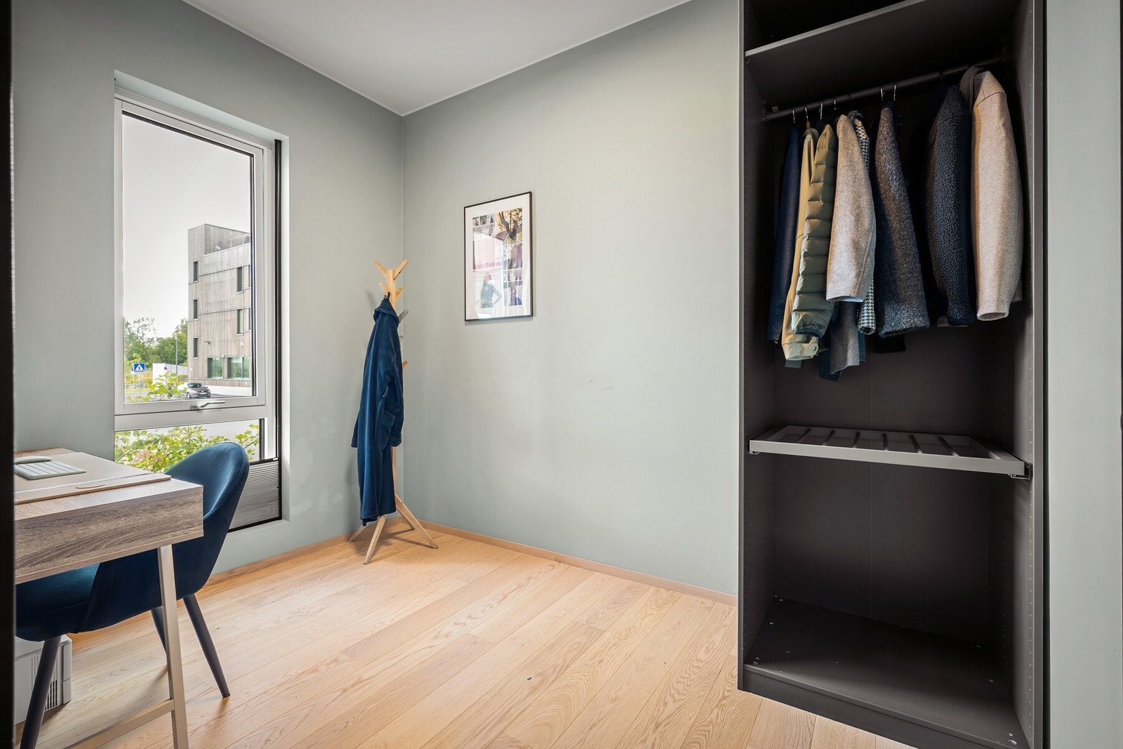 Soverom på ca. 7 m² med parkettgulv og et rolig, moderne uttrykk. Rommet har vindu som gir godt med dagslys og garderobeløsning med plass til klær og oppbevaring. Galleribilde