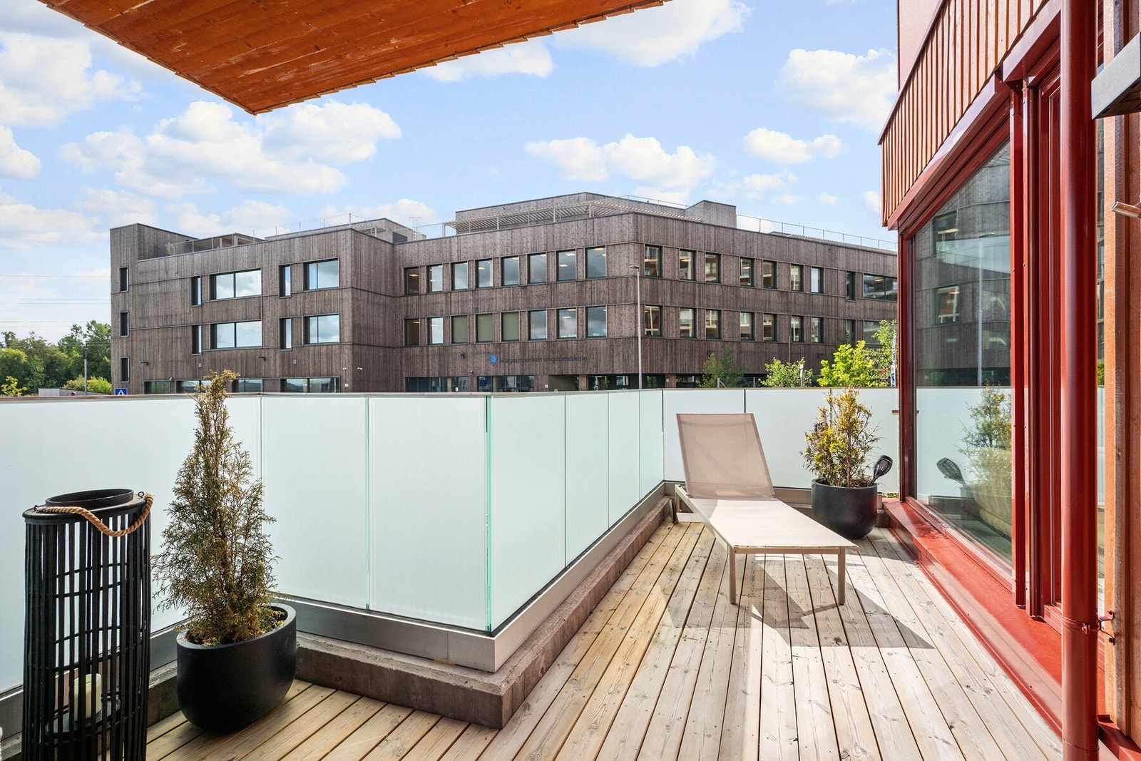 Terrassen har tredekke og god plass til både sittegruppe, utemøbler og øvrig møblering, og fungerer som en fin forlengelse av oppholdsrommet i sommerhalvåret. Galleribilde