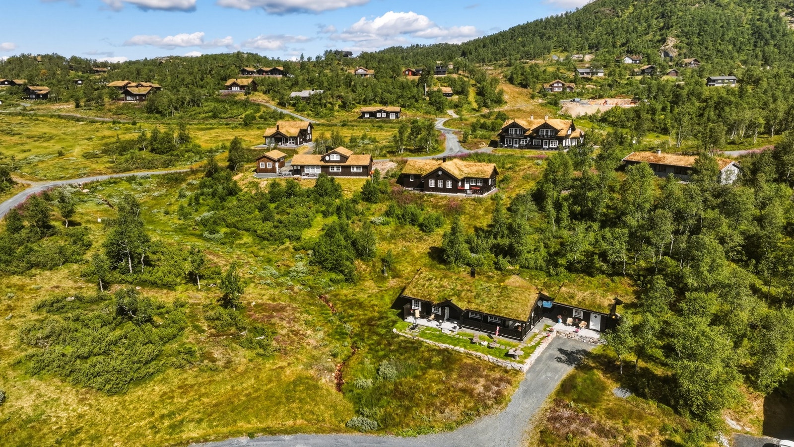 Langrennsløypene går kun 10-15 meter fra hytteveggen. Fra hytta er det også kort veg til Vierli der du finner både kafeteria, barnebakke og lekeområde Galleribilde