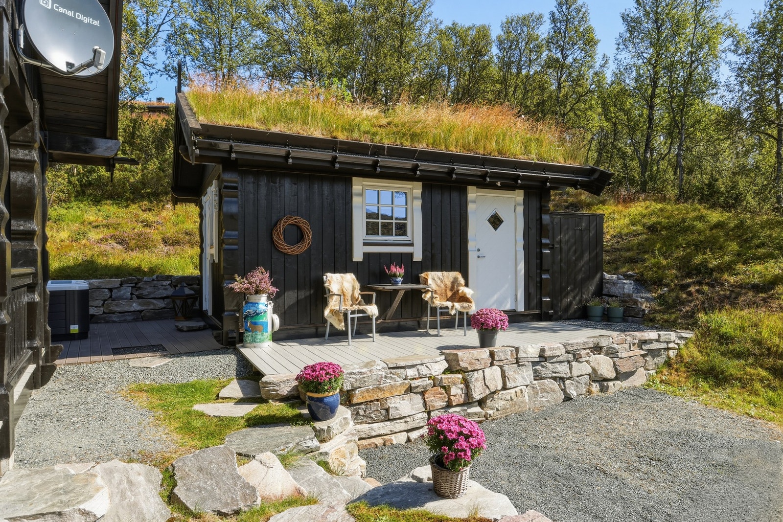 På tomten er også oppført et hyggelig anneks. (Annekset er ikke godkjent til varig opphold) Galleribilde
