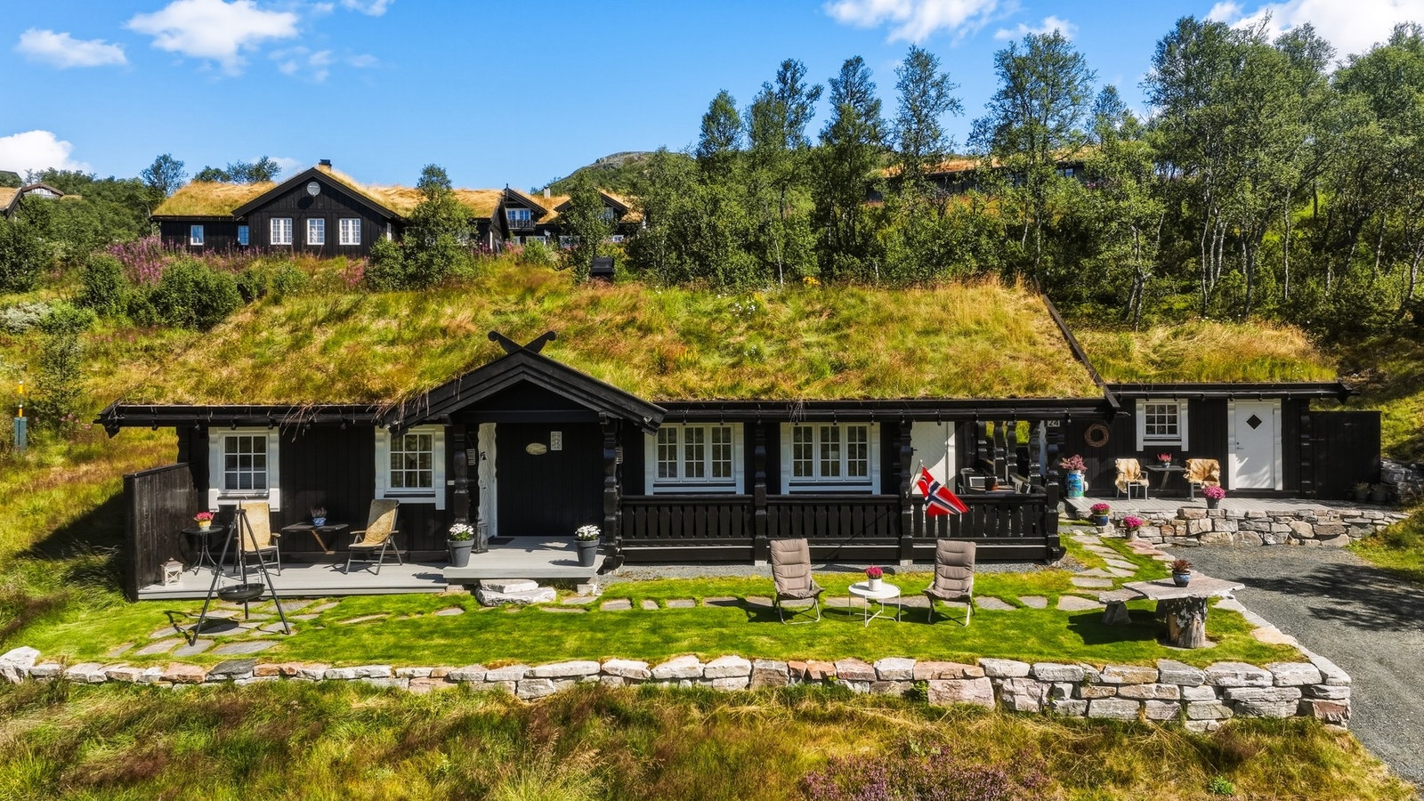 Fine uteområder med god plass til utemøblement Galleribilde