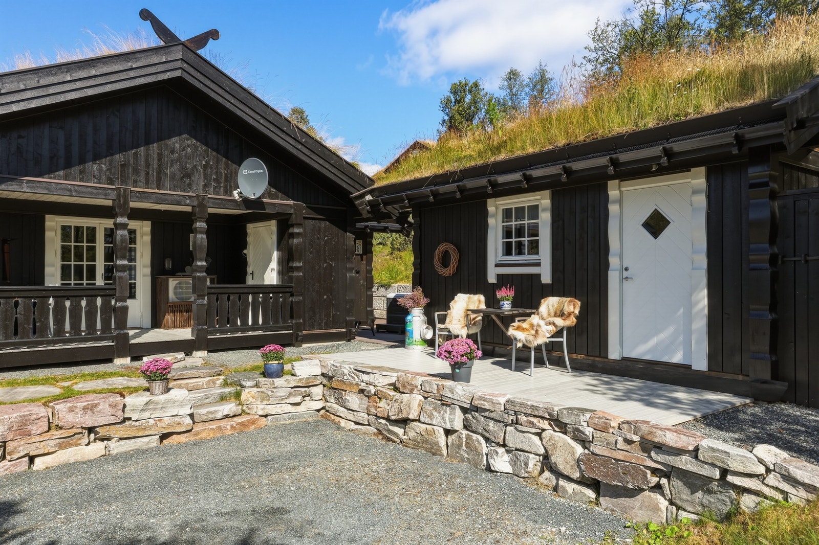 Eiendommen består av hytte og et anneks - Velkommen inn i hytta! Galleribilde
