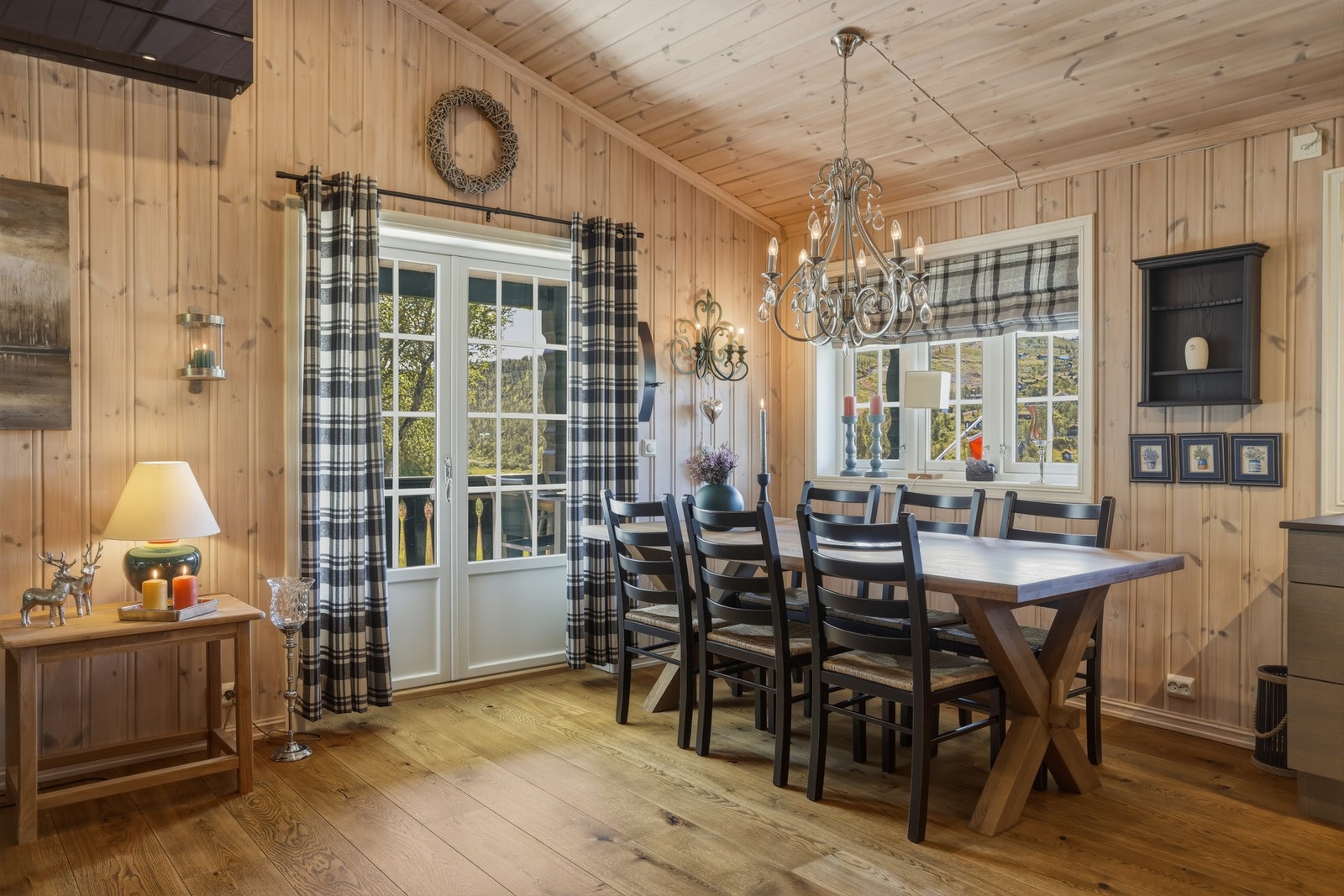 Her har du god plass til å samle venner og familie til gode måltider Galleribilde