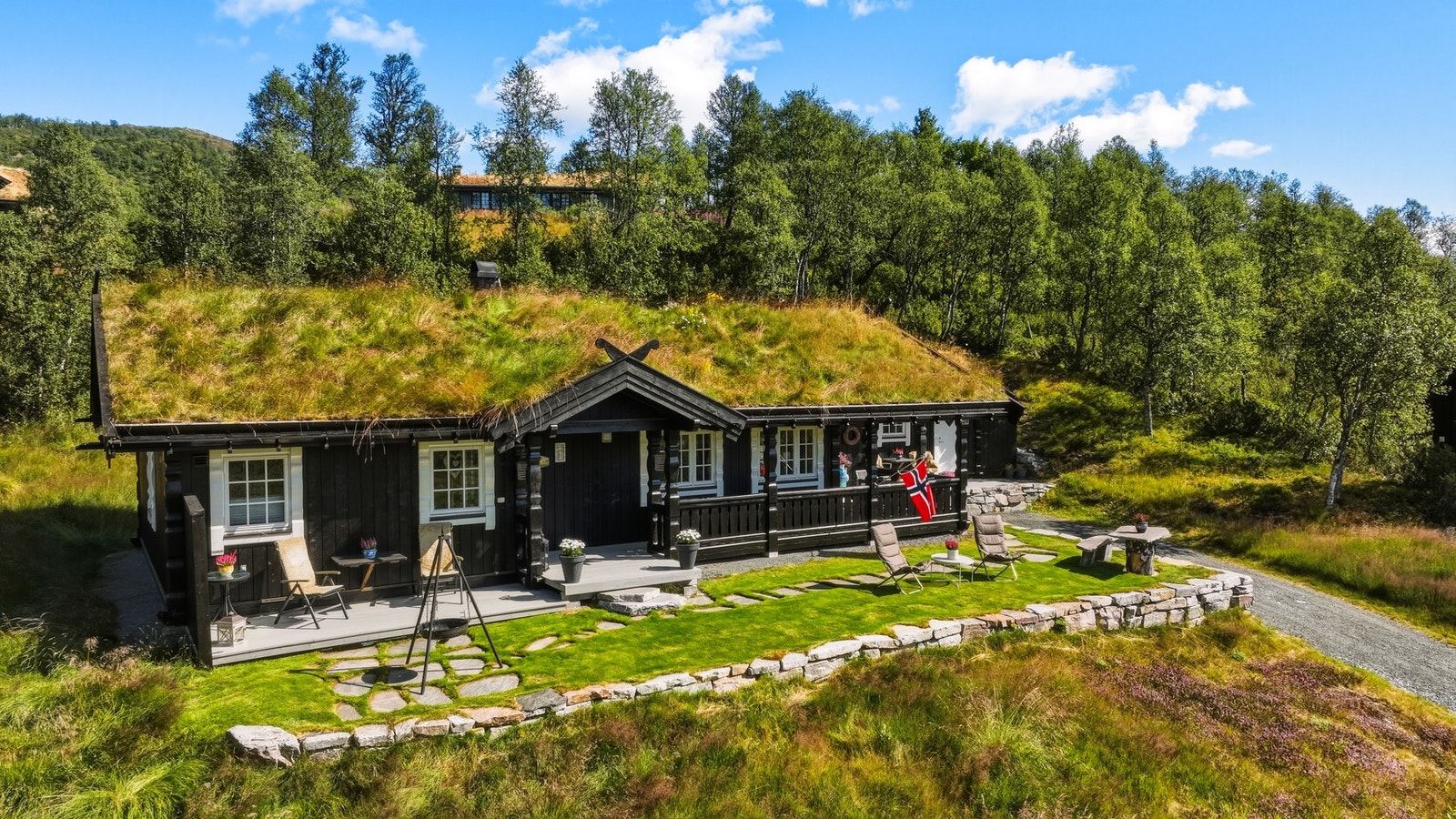 Usjenert beliggenhet, gode solforhold og fin utsikt over fjellrekkene og nærområdet Galleribilde