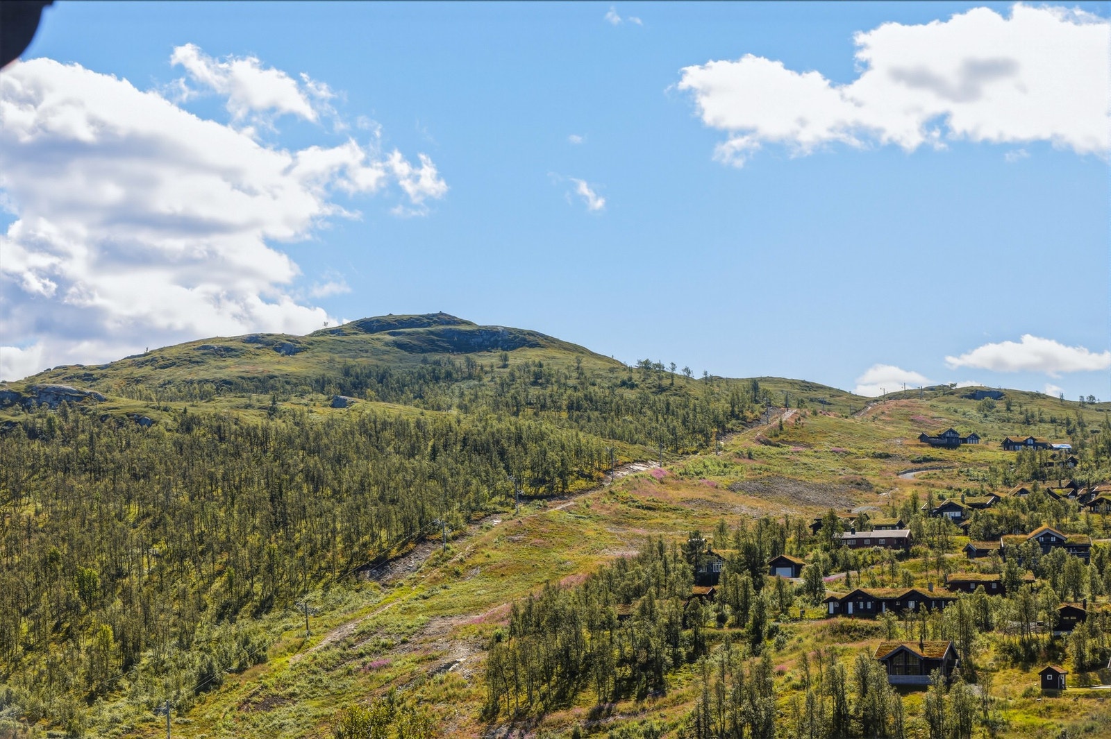 Utsikt til fjellrekkene og Heimvegliheisen Galleribilde