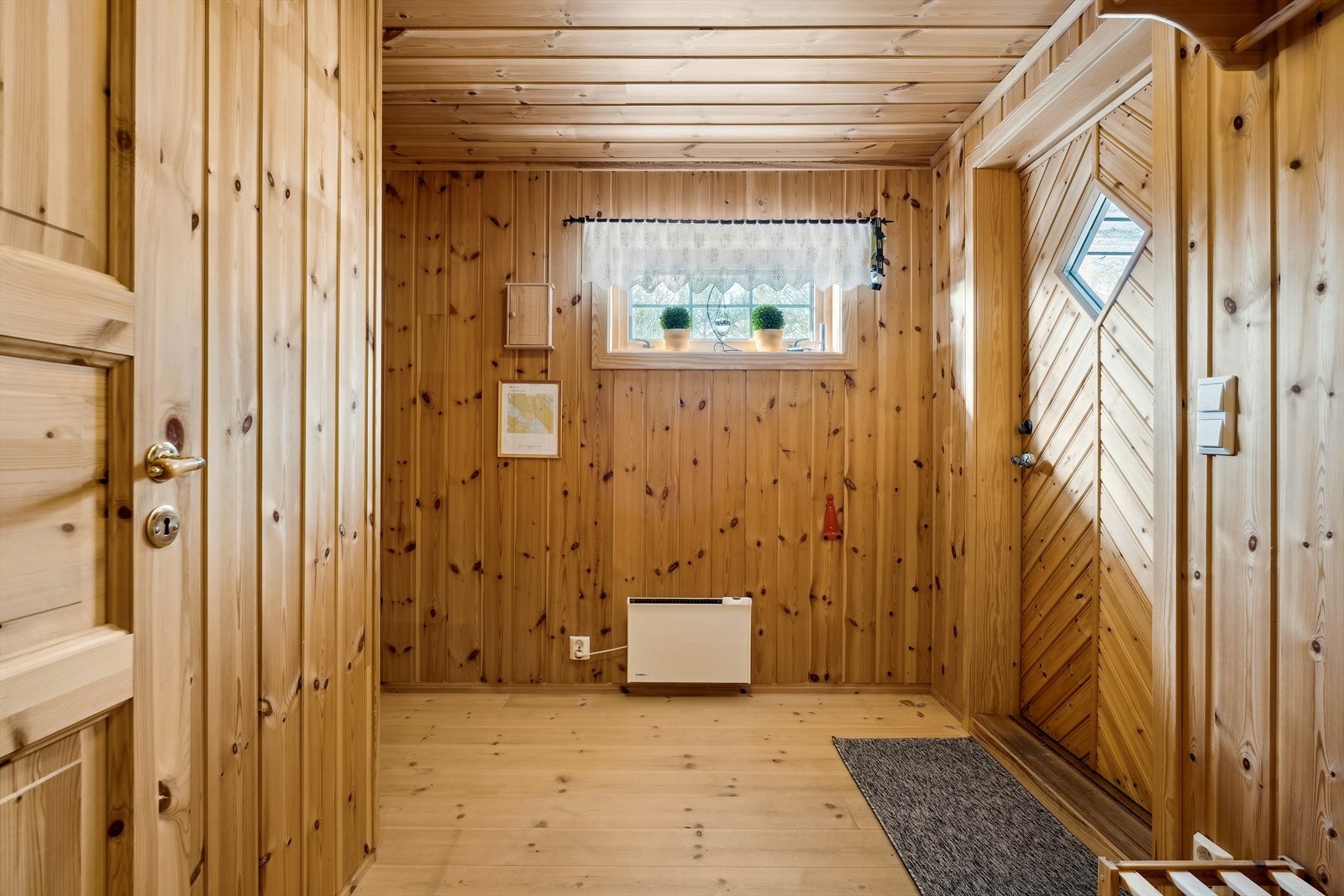 Hytta inneholder gang, stue, kjøkken, bad, to soverom, hems og bod. Galleribilde