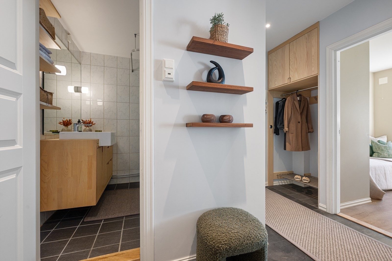 Velkommen inn i en hyggelig og innbydende entré som gir et godt førsteinntrykk av boligen. Galleribilde