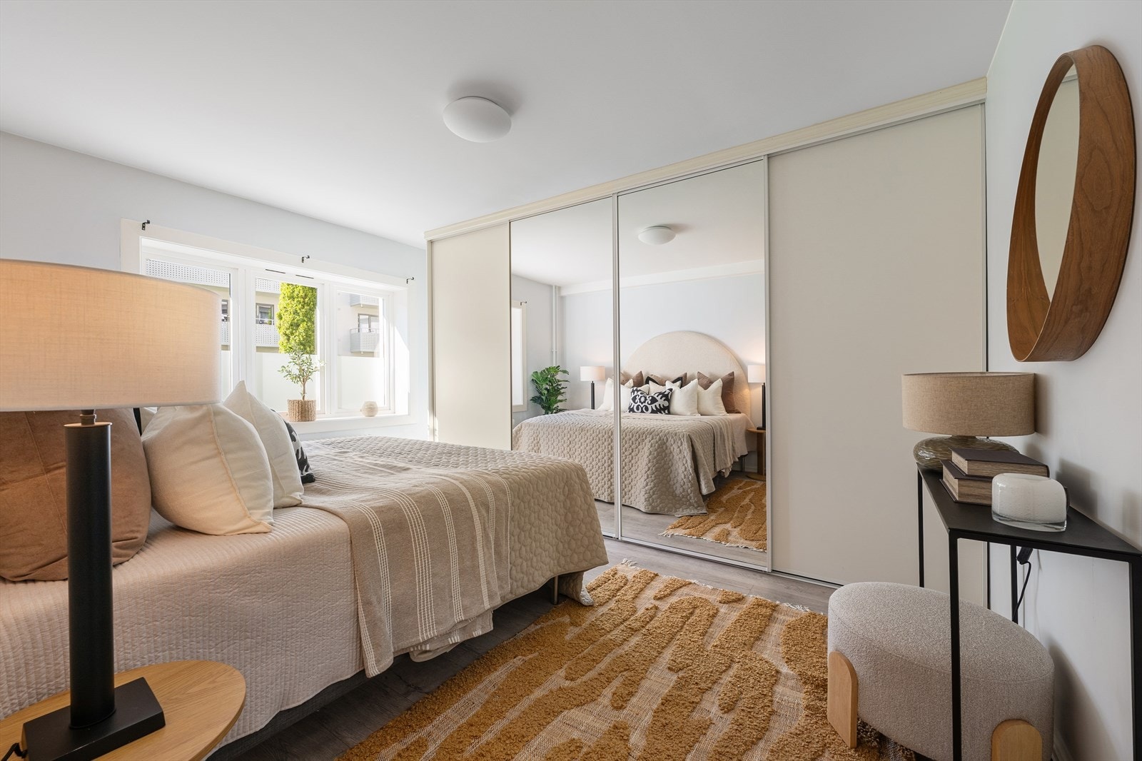 Stor skyvedørsgarderobe som gir rikelig med oppbevaringsplass. Galleribilde
