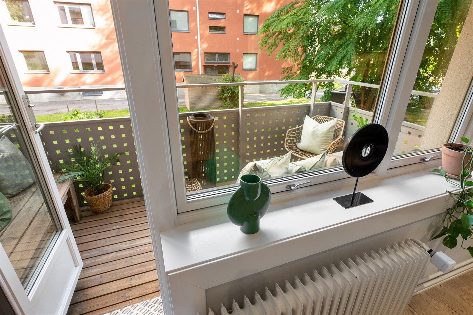 Fra stuen er det utgang til en hyggelig balkong på ca. 5 kvm. Her er det god plass til utemøbler og grill. Galleribilde