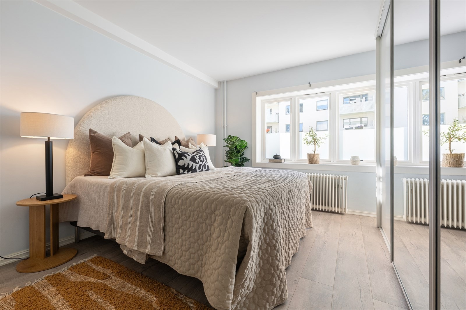 Stort og lyst hovedsoverom med god plass til dobbeltseng, nattbord og en praktisk vegg-til-vegg skyvedørsgarderobe. Galleribilde