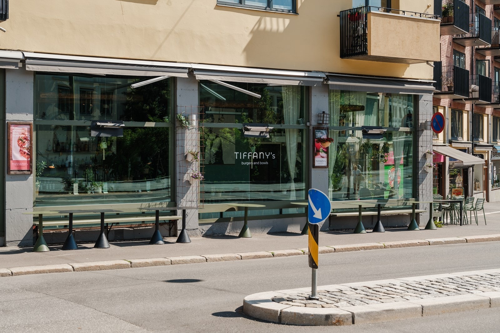 Rett utenfor døren venter et hyggelig utvalg av restauranter, kaféer og kaffebarer. Galleribilde