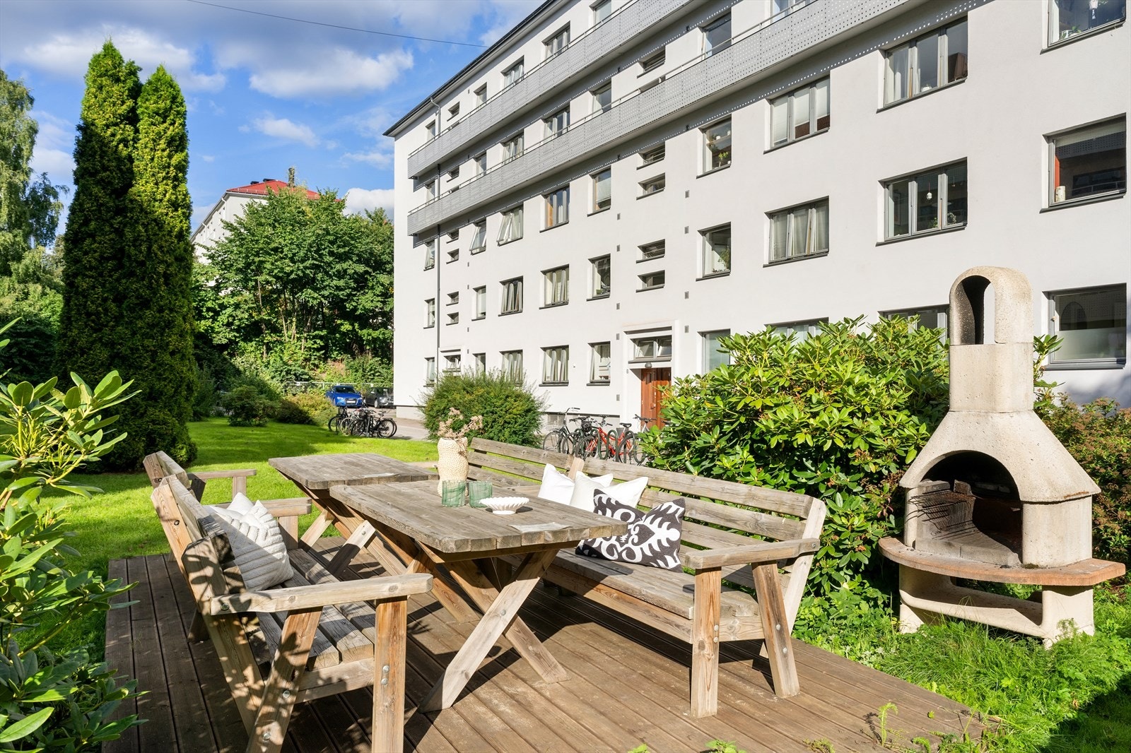 Hyggelige fellesarealer med frodig beplantning, grill og sosiale sitteplasser. Galleribilde
