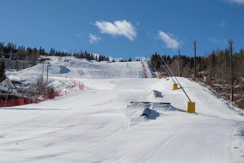Om vinteren er det kort vei til både Krydsbybakken og Kolsås alpinsenter, med både helge- og kveldsåpne bakker. Galleribilde