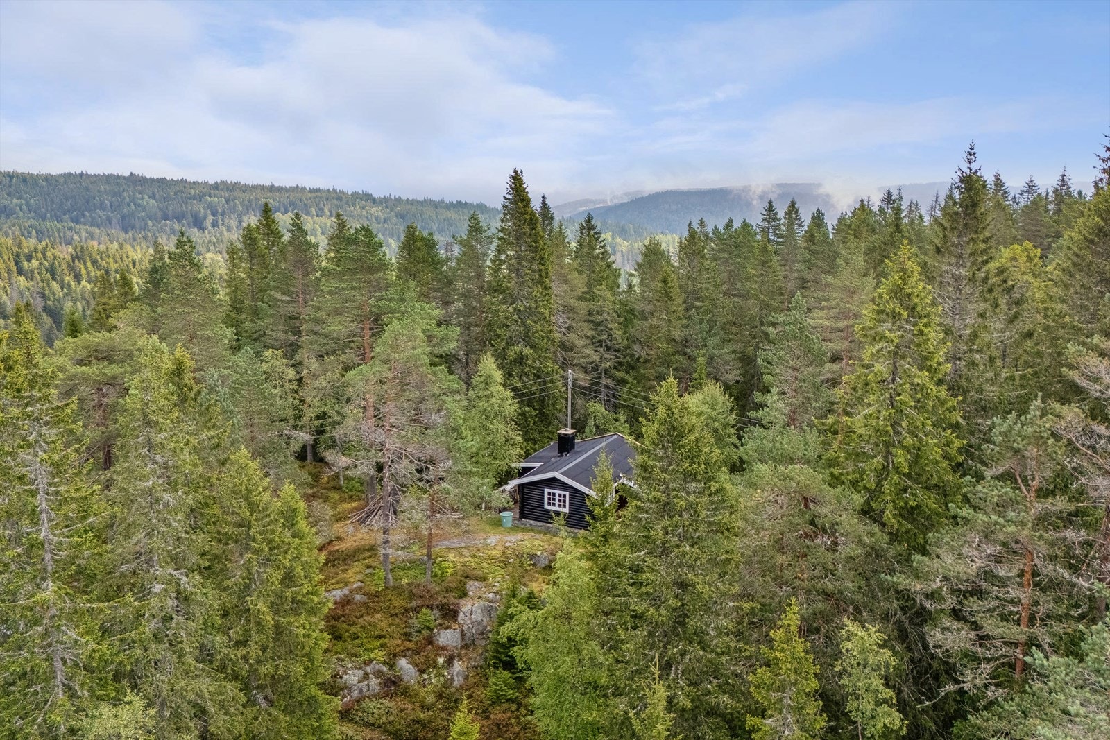 Hytta sett mot østsiden av Lommedalen Galleribilde