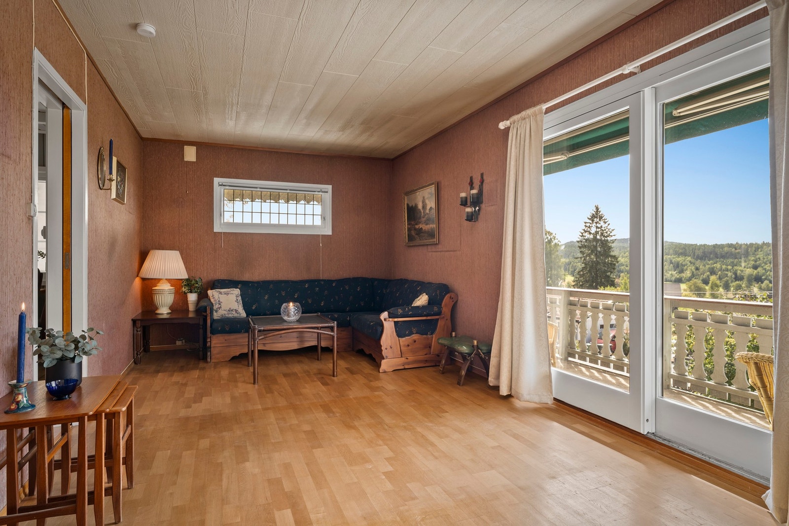 Fra stuen er det utgang til en dels overbygd terrasse på ca. 40 kvm. Galleribilde