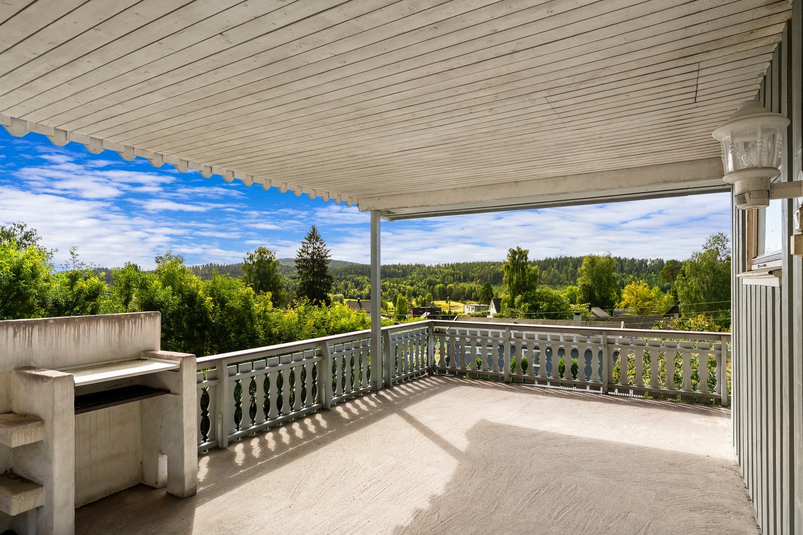 Meget romslig terrasse på 40 kvm som er enkel å møblere med sittegrupper, blomsterkrukker, grill og solsenger. Galleribilde