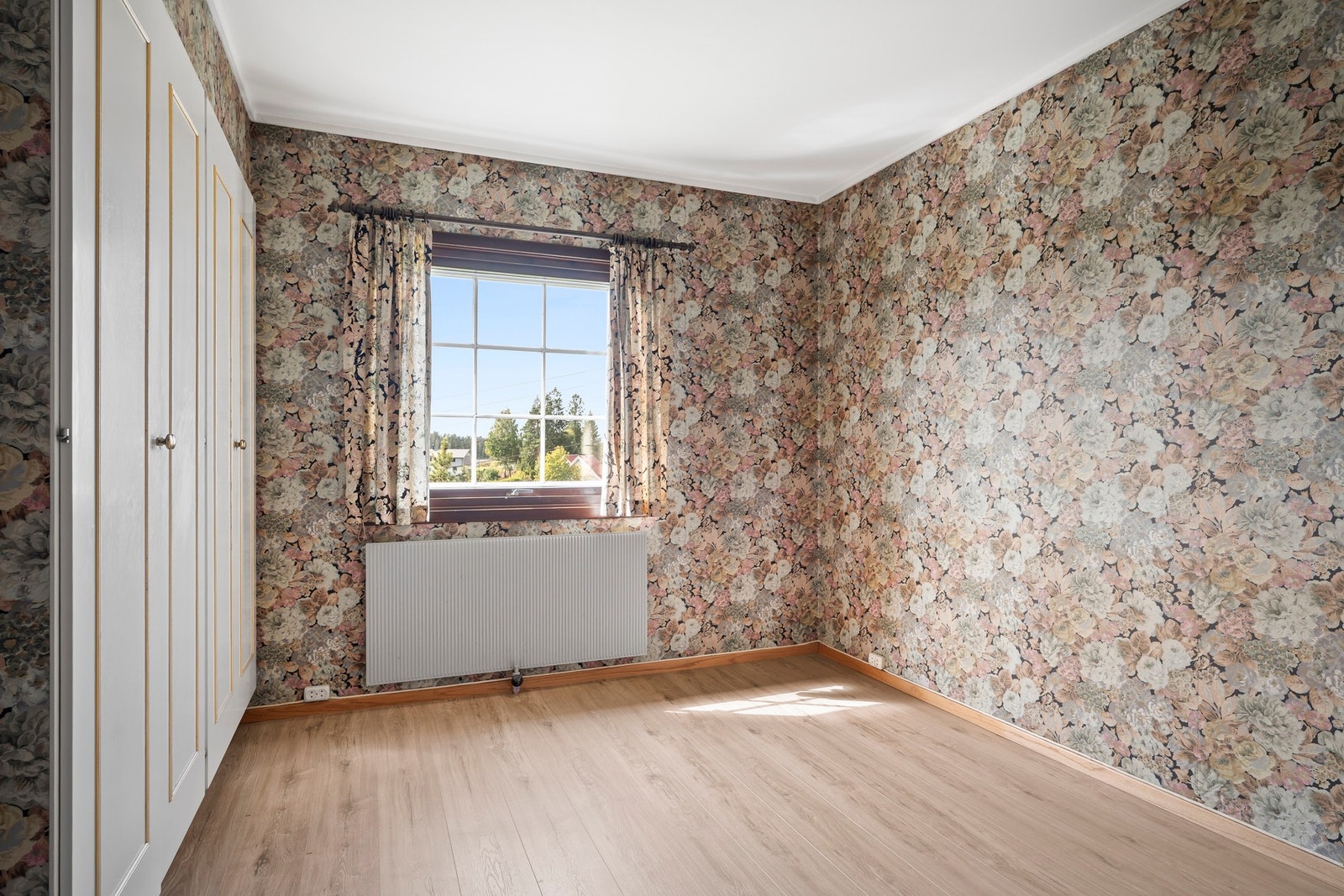 Det er tre gode soverom i eneboligen, og alle ligger skjermet og fint til i en egen del av første etasje. Galleribilde
