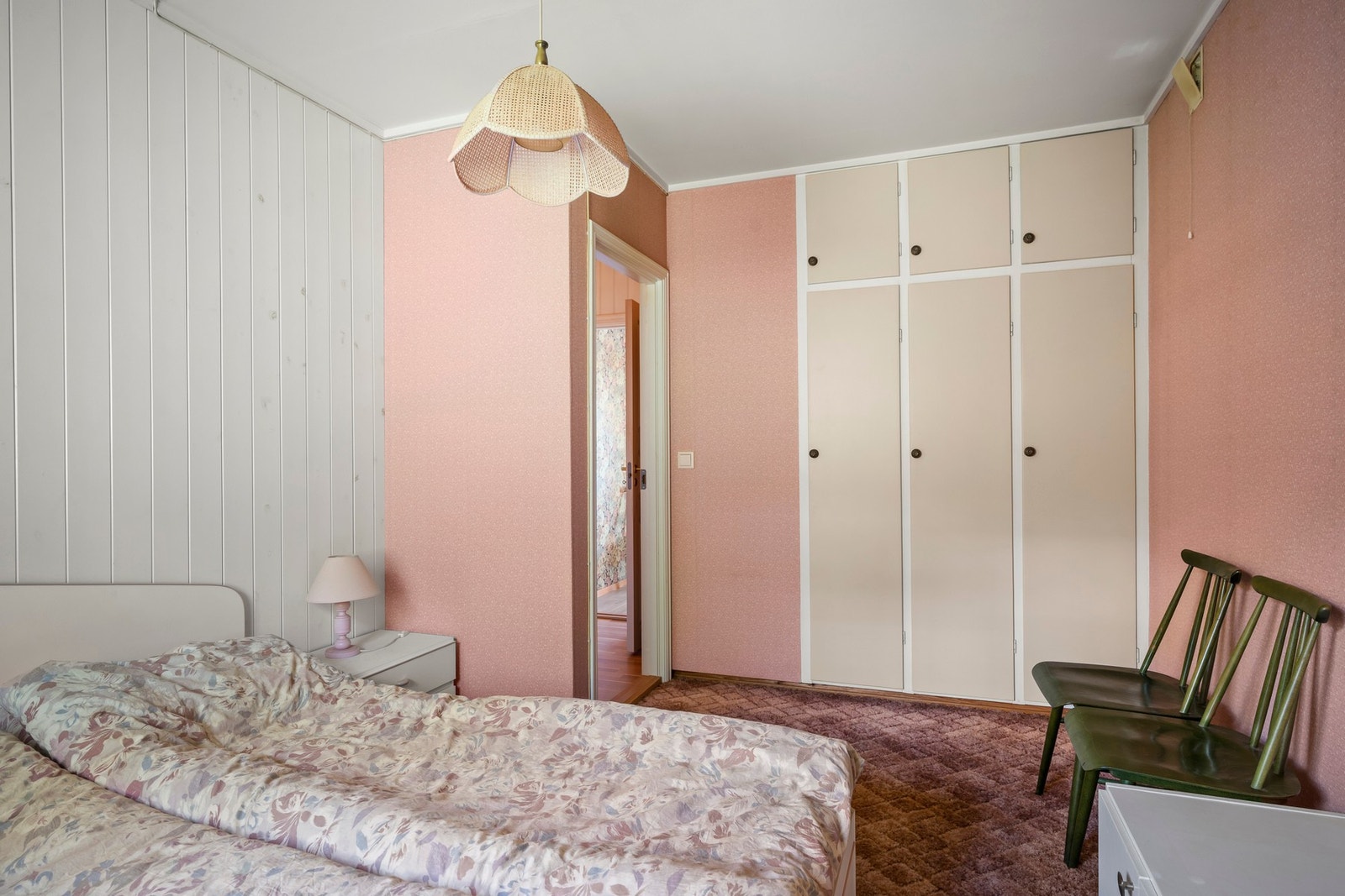 Det er plassbygde garderobeløsninger på alle soverommene og i entreen i første etasje. Galleribilde