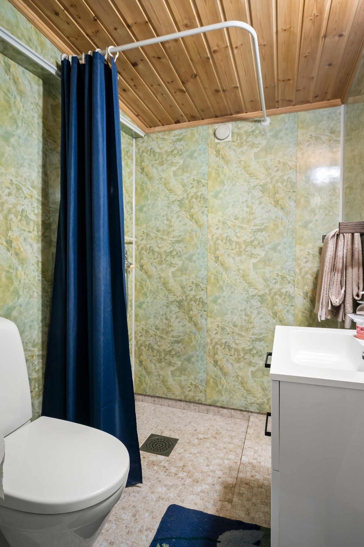 Wc bad i underetasjen. Våtrommene trenger oppgradering. Galleribilde