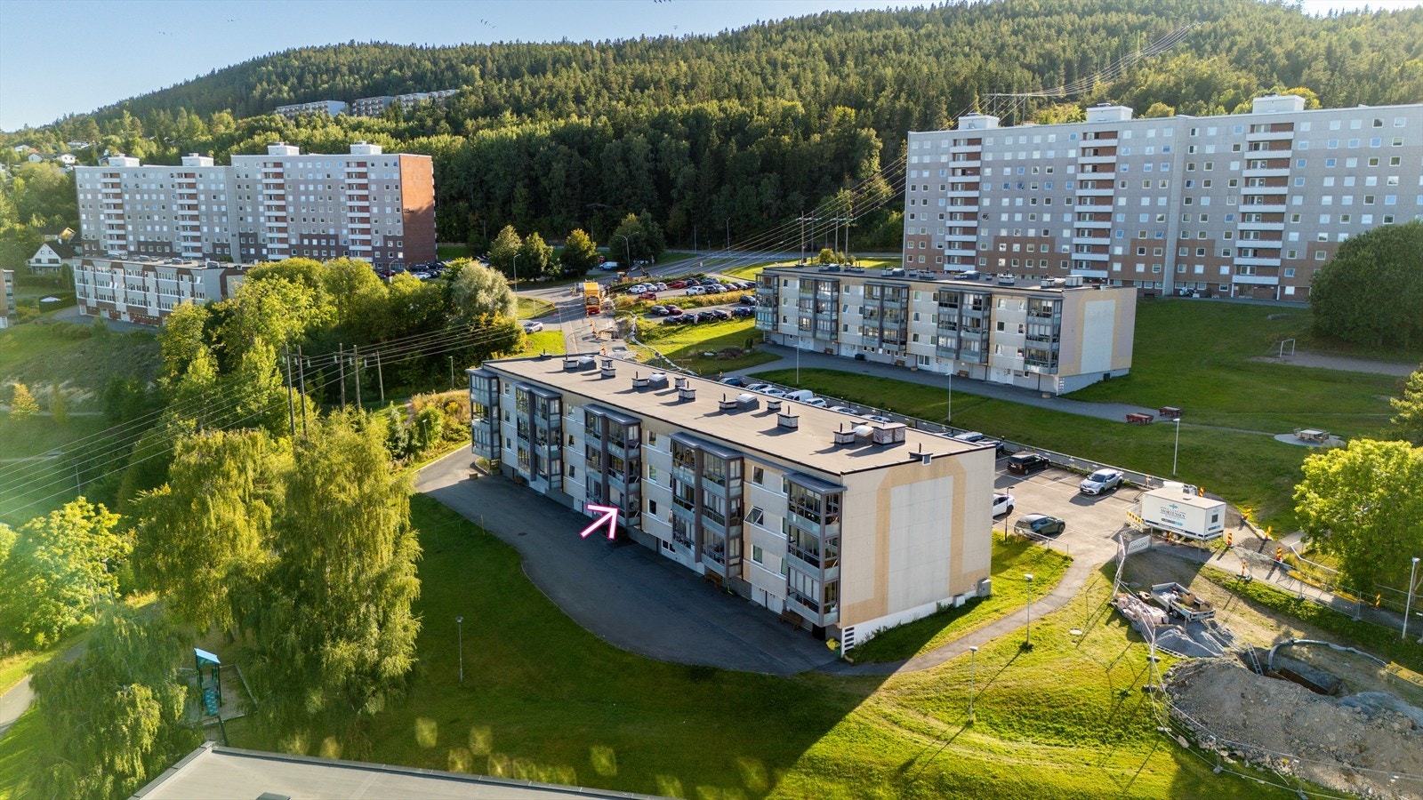 Leiligheten befinner seg sentralt til på Fjell i en høy 1. etasje med flott utsikt over grøntarealer! Galleribilde
