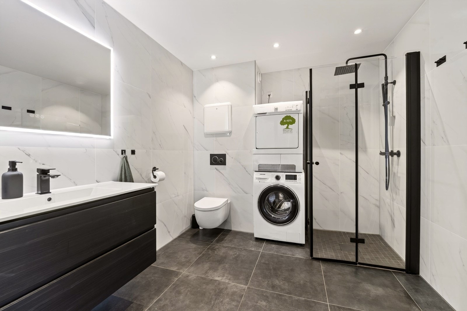 Badet fremstår delikat og lekkert nylig oppusset i 2022! Galleribilde