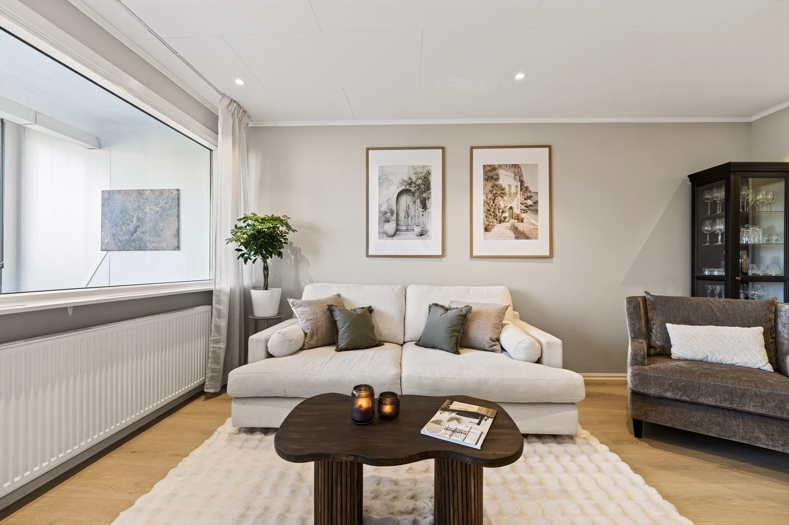 Stuen holder lyse og pene farger med gode møbleringsmuligheter! Galleribilde