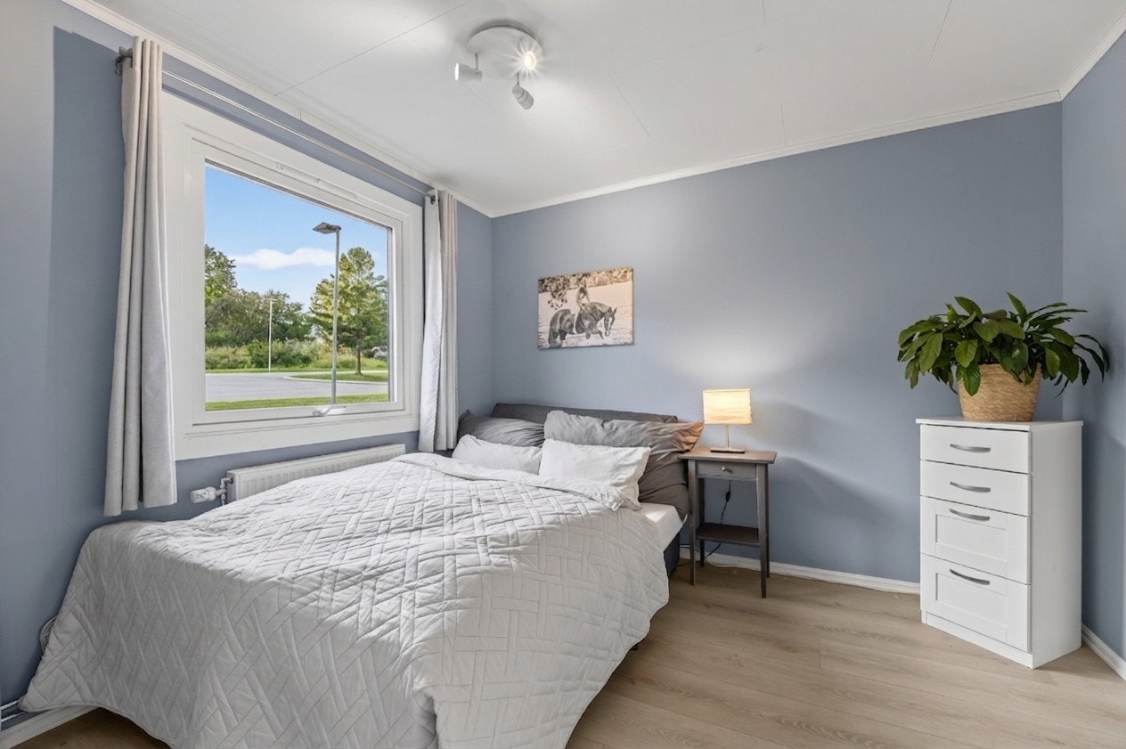 Soverom 2 - Fremstår romslig med plass til både dobbeltseng, nattbord og garderobesskap. Galleribilde