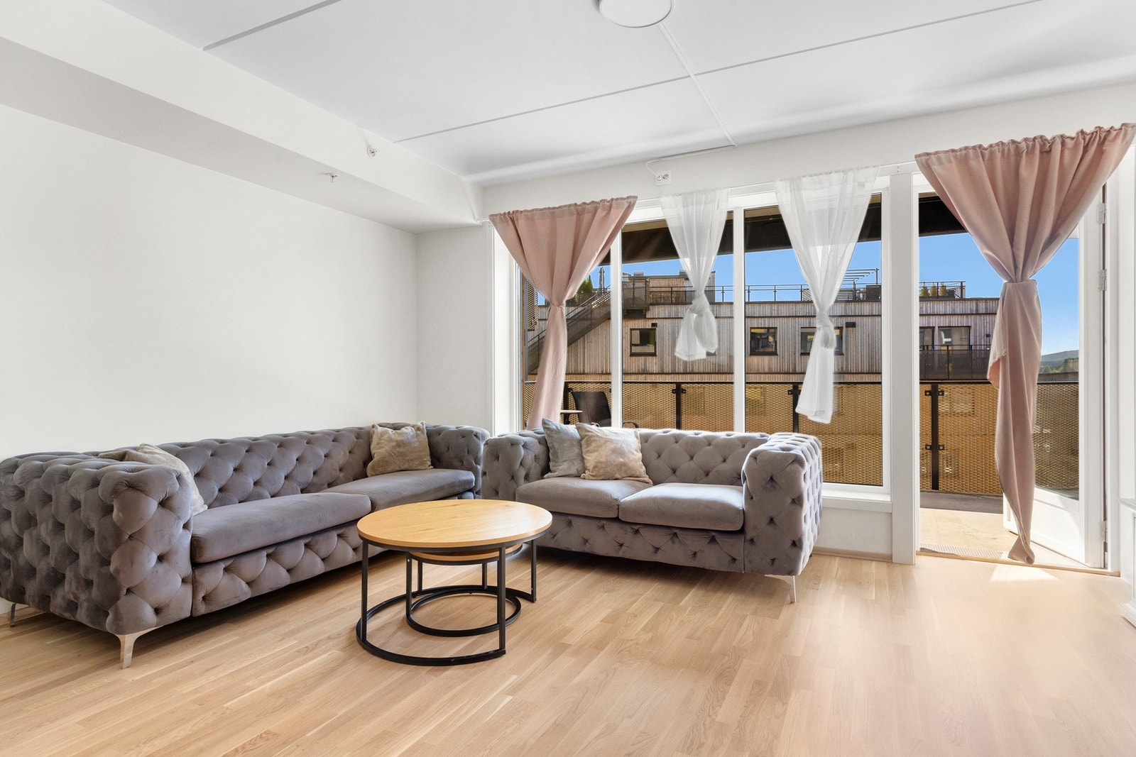 Store vindusflater, god plass til både sofagruppe og spisebord - og direkte utgang til balkongen. Galleribilde