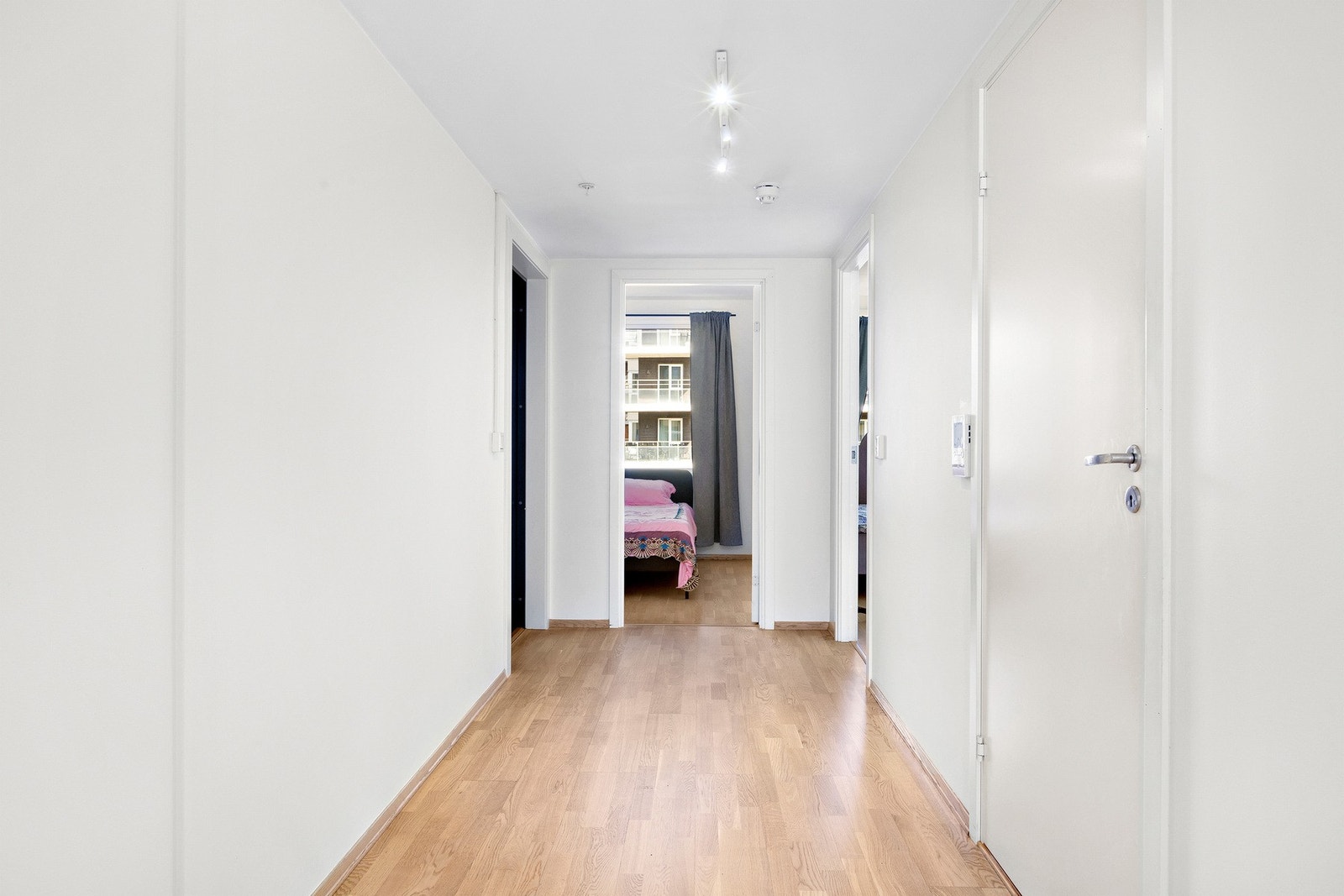 Innbydende entré med god plass til oppbevaring av yttertøy og sko. Galleribilde