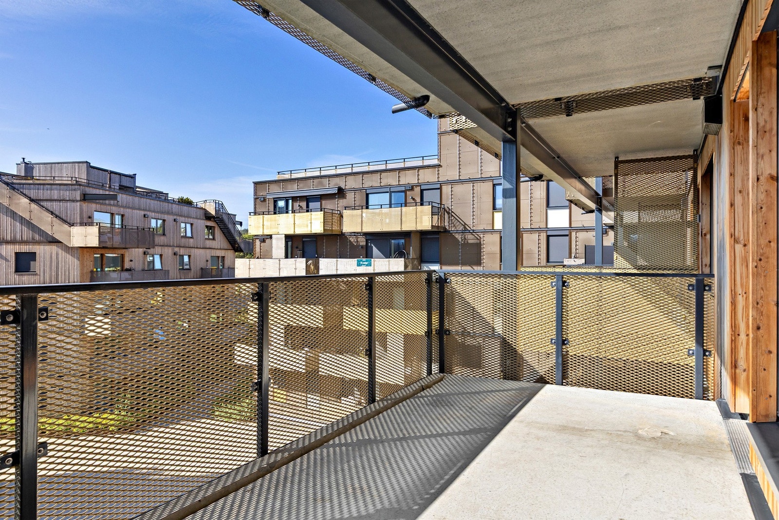 En herlig uteplass med gode solforhold, plass til sittegruppe og beplantning. Galleribilde