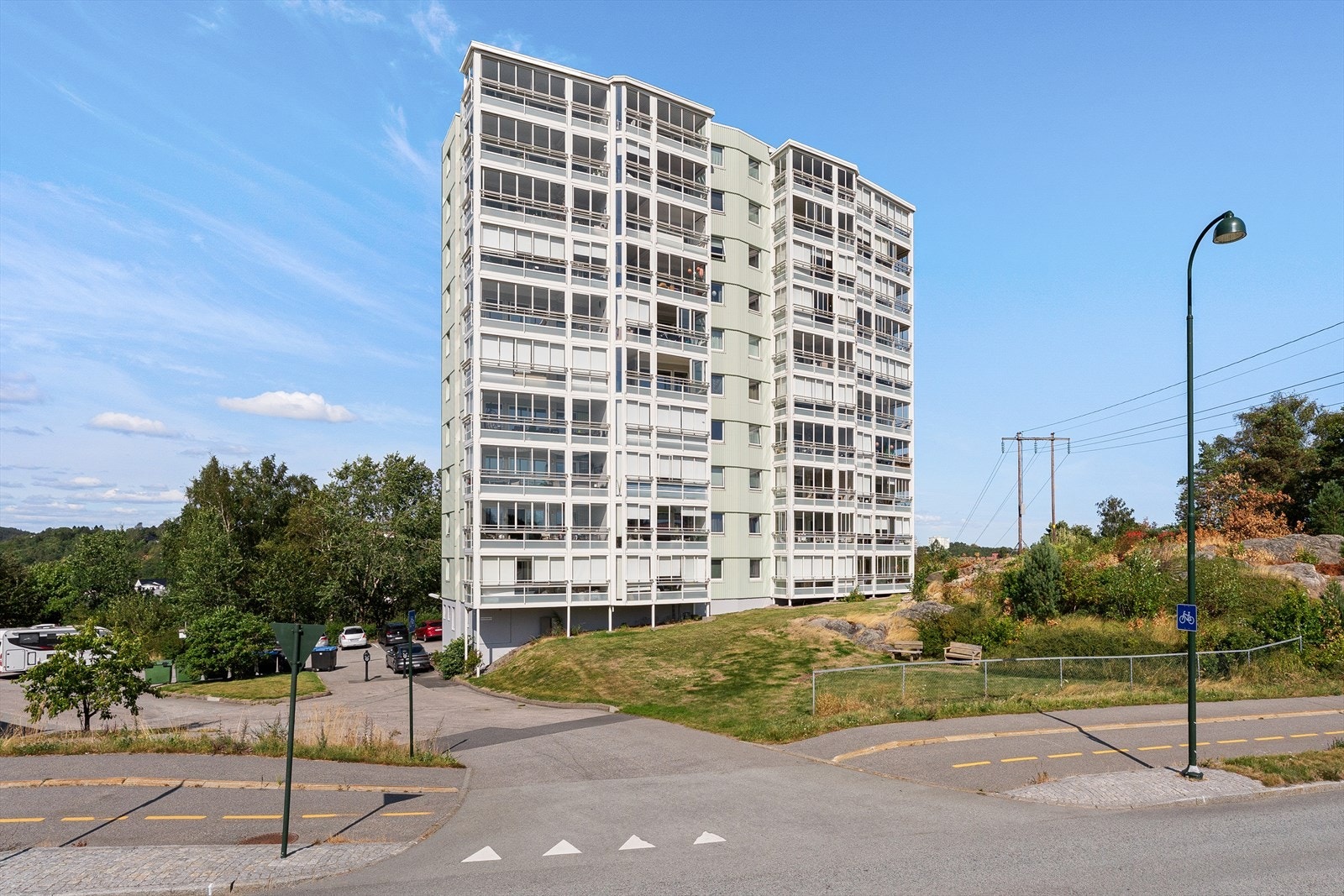 Velkommen til Slettheiveien 64 - en flott utsiktsleilighet i 5. etasje med heis og innglasset balkong Galleribilde
