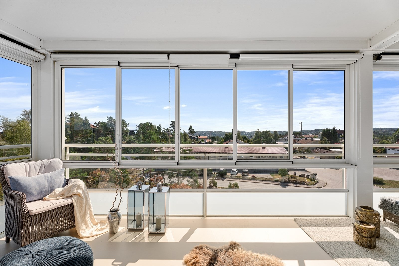Store vindusflater på balkongen gir rikelig med lys og flott utsyn i flere retninger Galleribilde