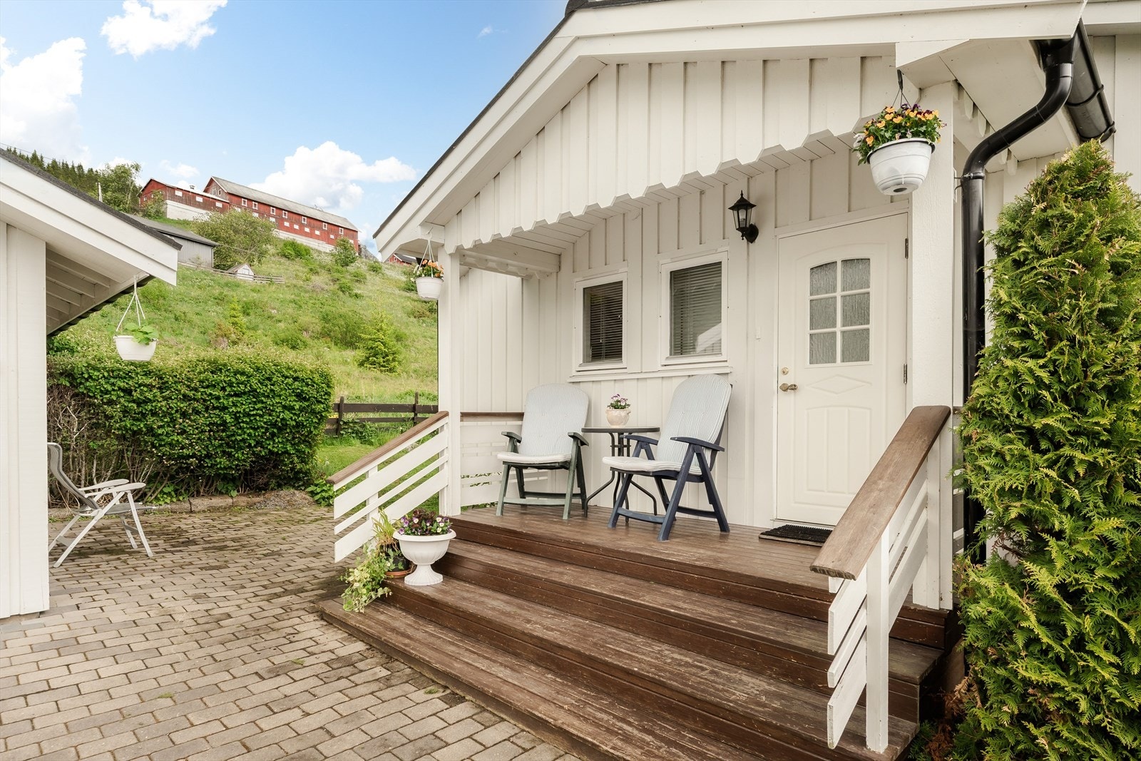 Inngangspartiet med platting. Galleribilde
