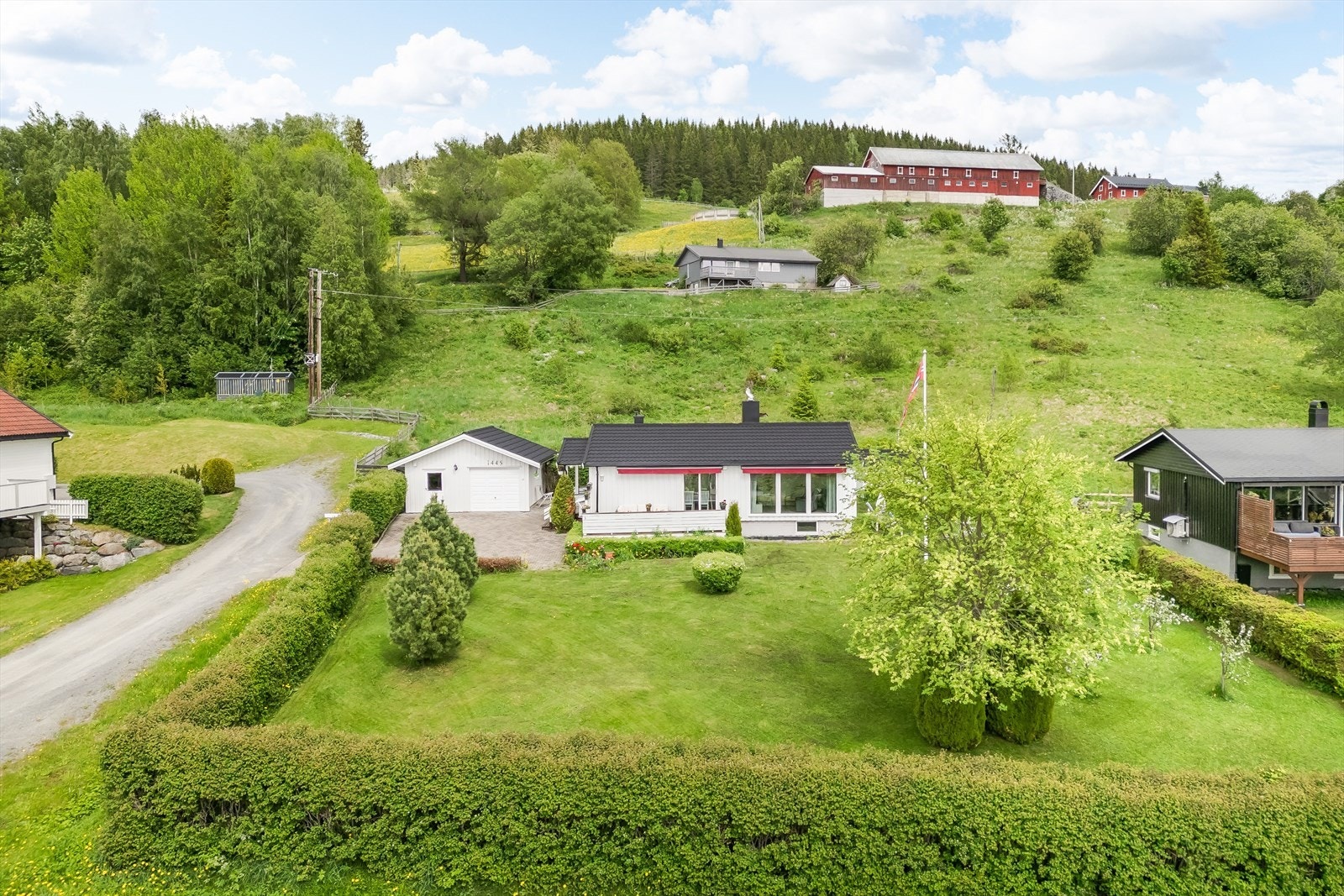 Eiendommen er opparbeidet med plen og beplantning. Galleribilde