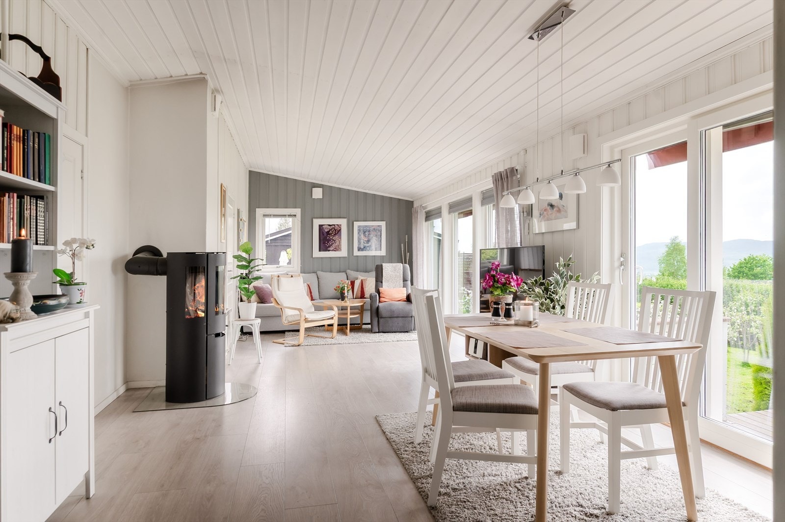 Stuen har store vinduer som gjør at det kommer mye dagslys inn i boligen. Galleribilde