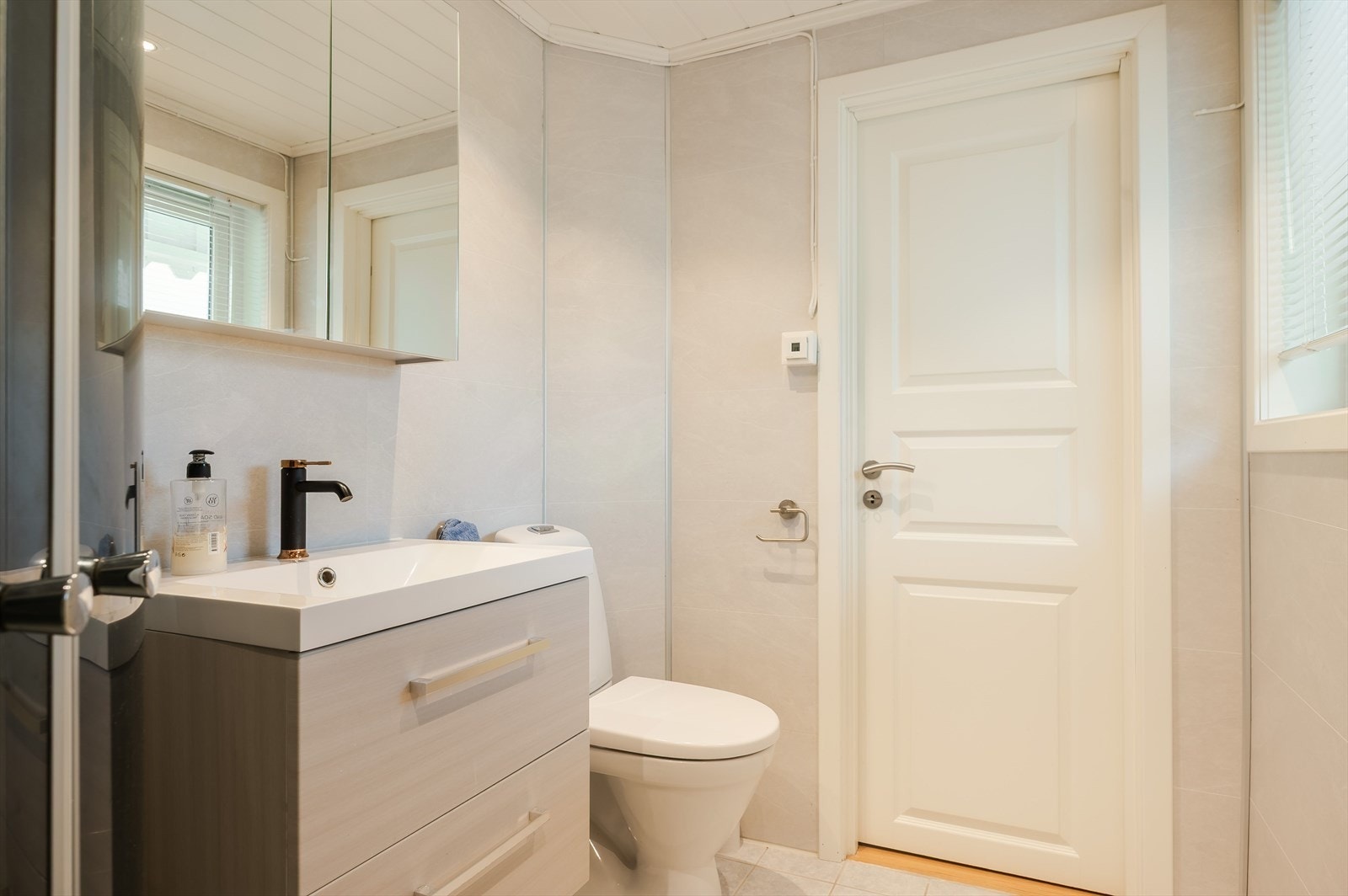 Badet har varme i gulvet og moderne farger. Galleribilde