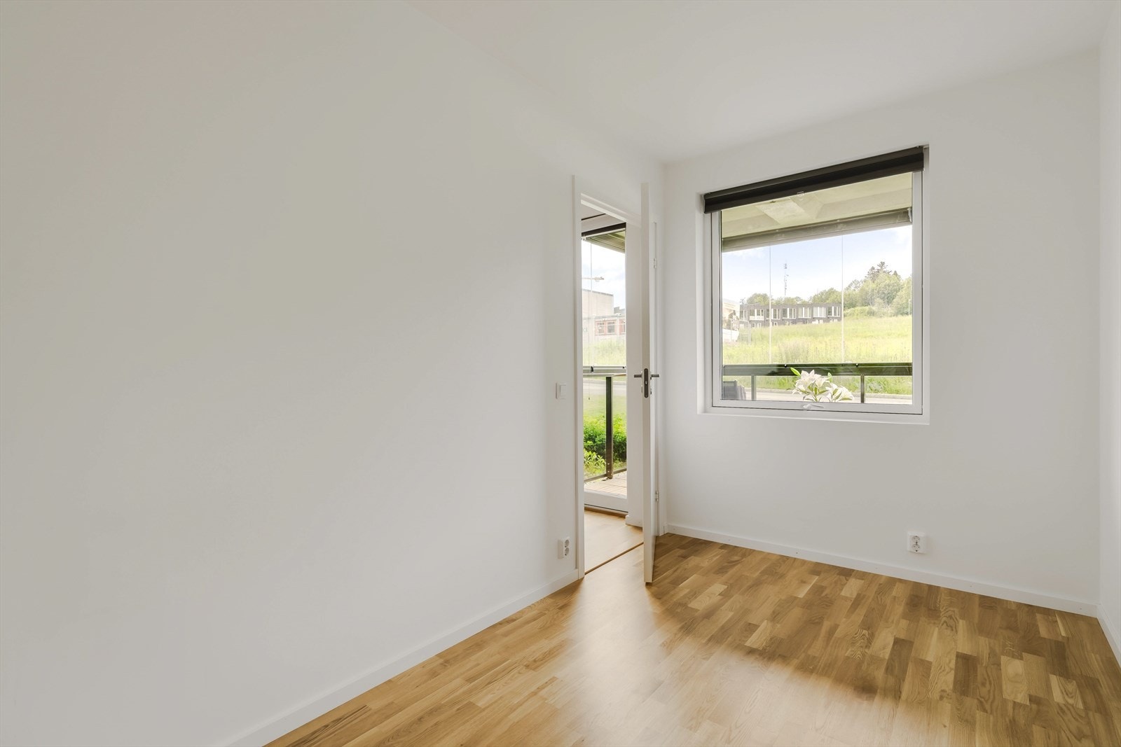 Boligen varmes opp med behagelig fjernvarme som gir en energieffektiv og komfortabel oppvarming. I kombinasjon med balansert ventilasjon sikres et godt inneklima og en behagelig temperatur gjennom hele året. Galleribilde