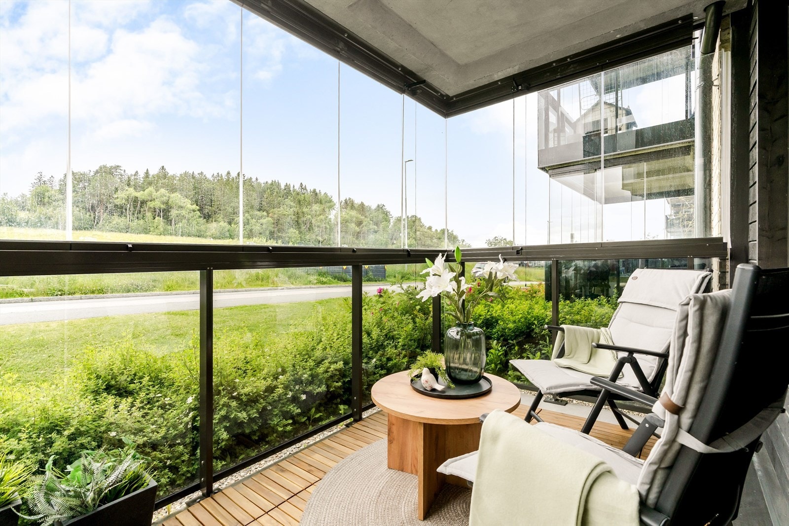 Leiligheten har en vestvendt terrasse, som også er praktisk innglasset. Fra leiligheten har du en praktisk beliggenhet med kort vei til dagligvarehandel, servicetilbud og andre nødvendige funksjoner i hverdagen. Galleribilde