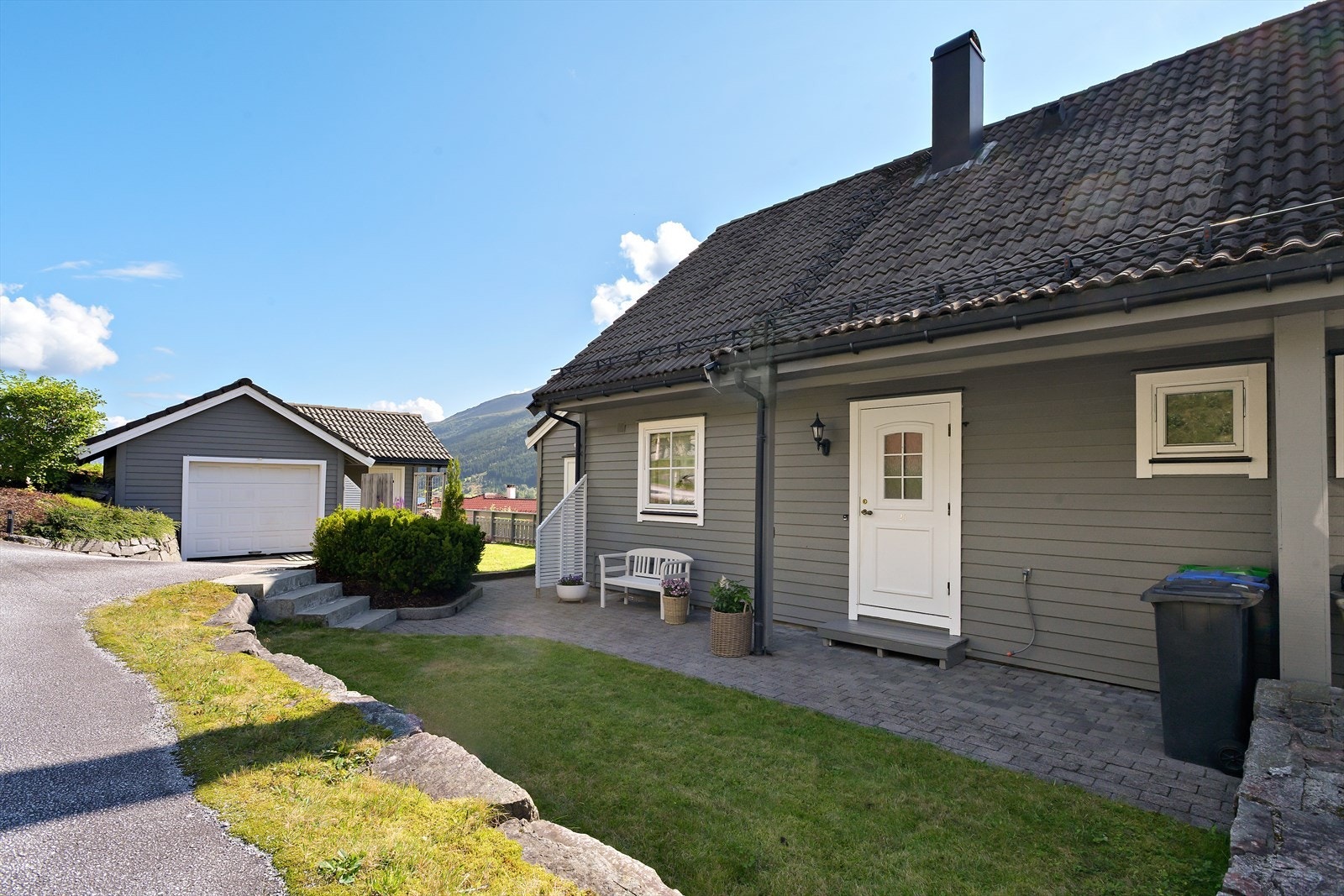 Eigedomen har enkel tilkomst, fine plenar og gode parkeringstilhøve. Galleribilde
