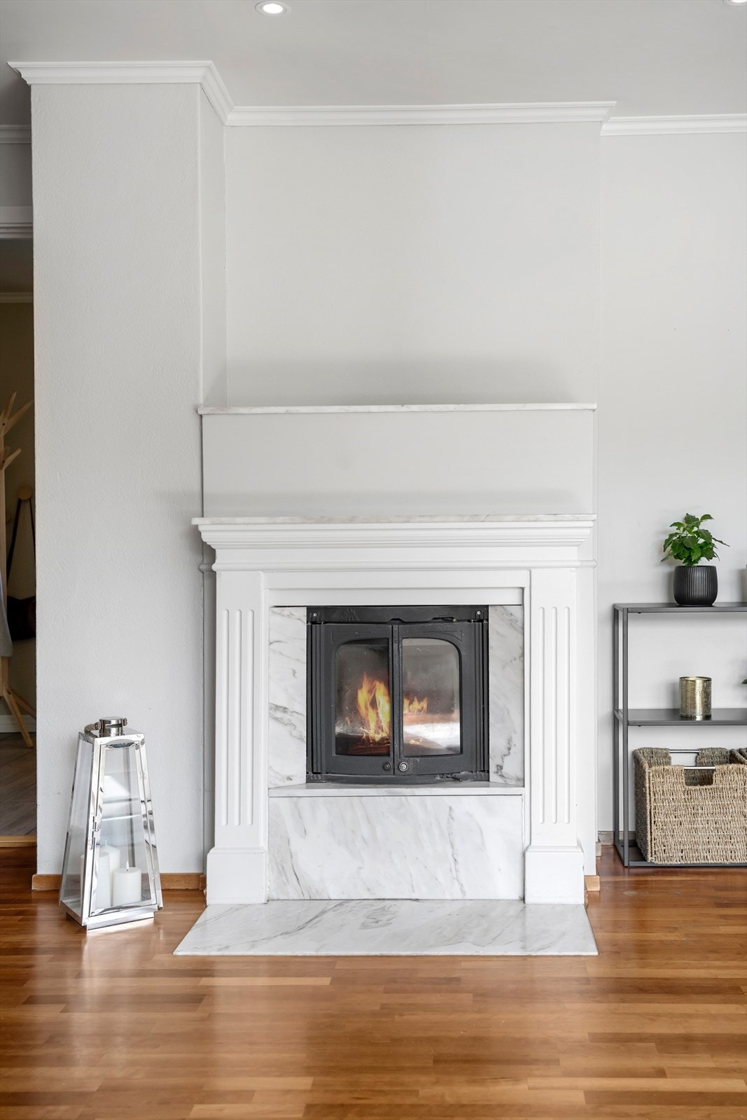 Det er montert elementpeis med i stova for varme og hygge. Galleribilde