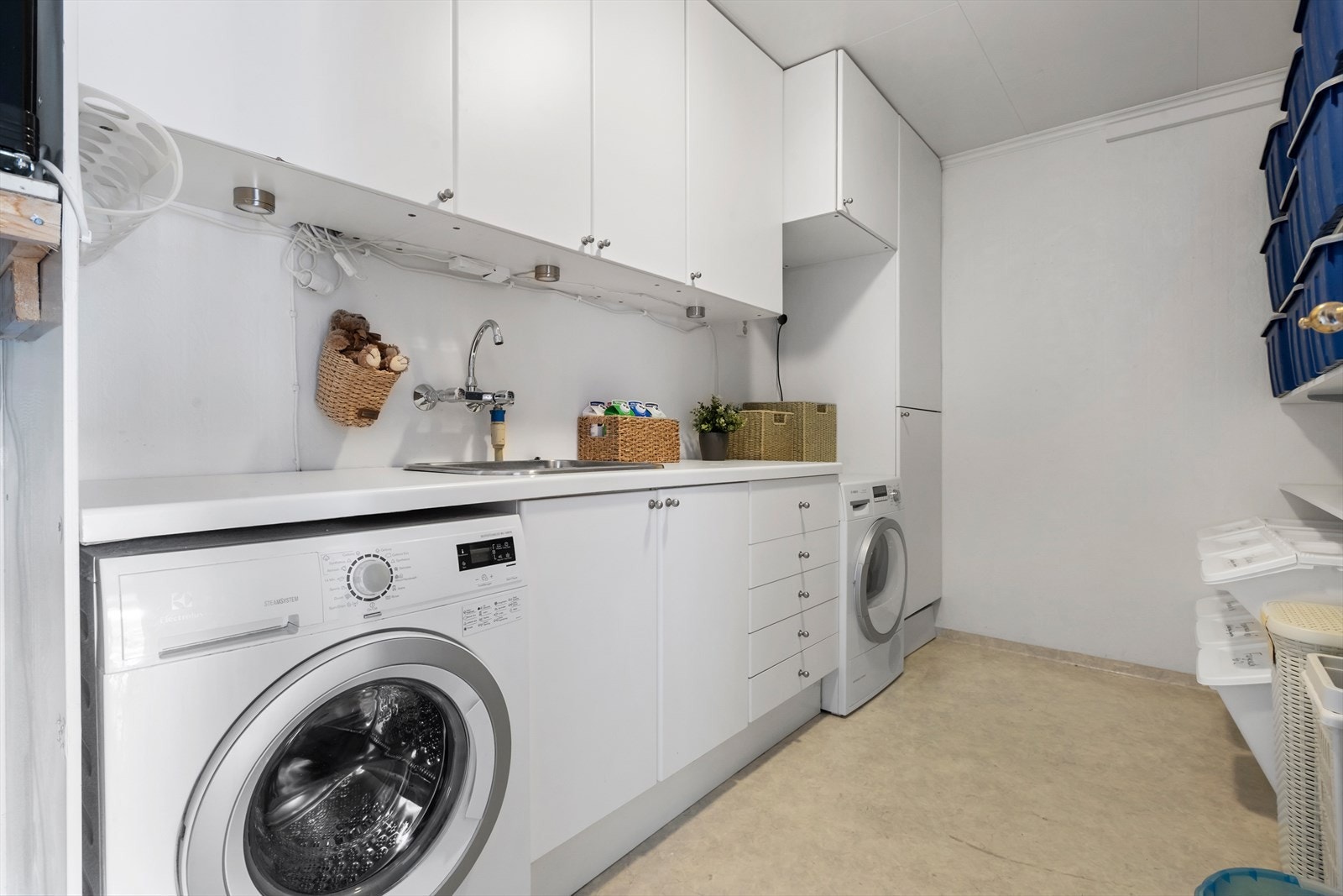Separat vaskerom med varmekablar, innreiing og opplegg for vaskemaskin. Galleribilde