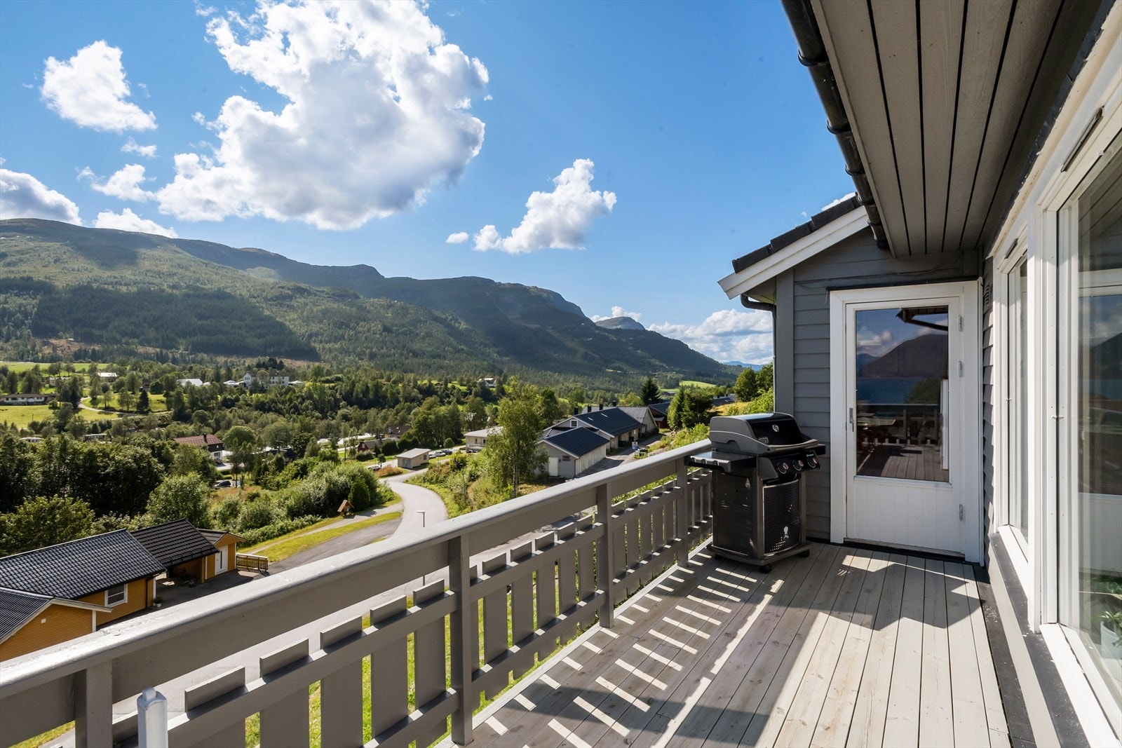 Verandaen er på 25 m² og har god plass til utemøblar og grill. Galleribilde