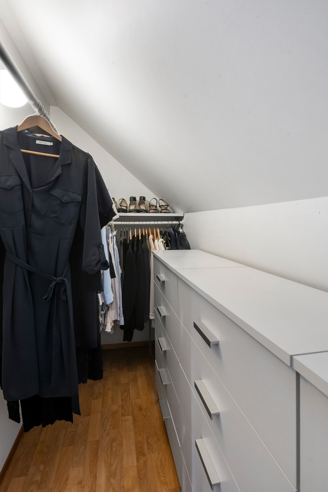 Loftet har fleire boder og kott som gir rikeleg med lagringsplass. Galleribilde