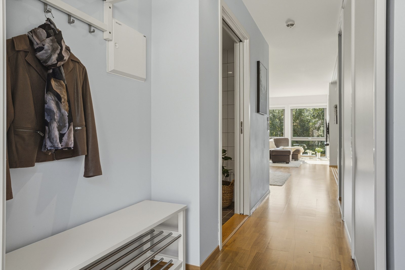 - Velkommen inn i en lys og innbydende gang - Galleribilde