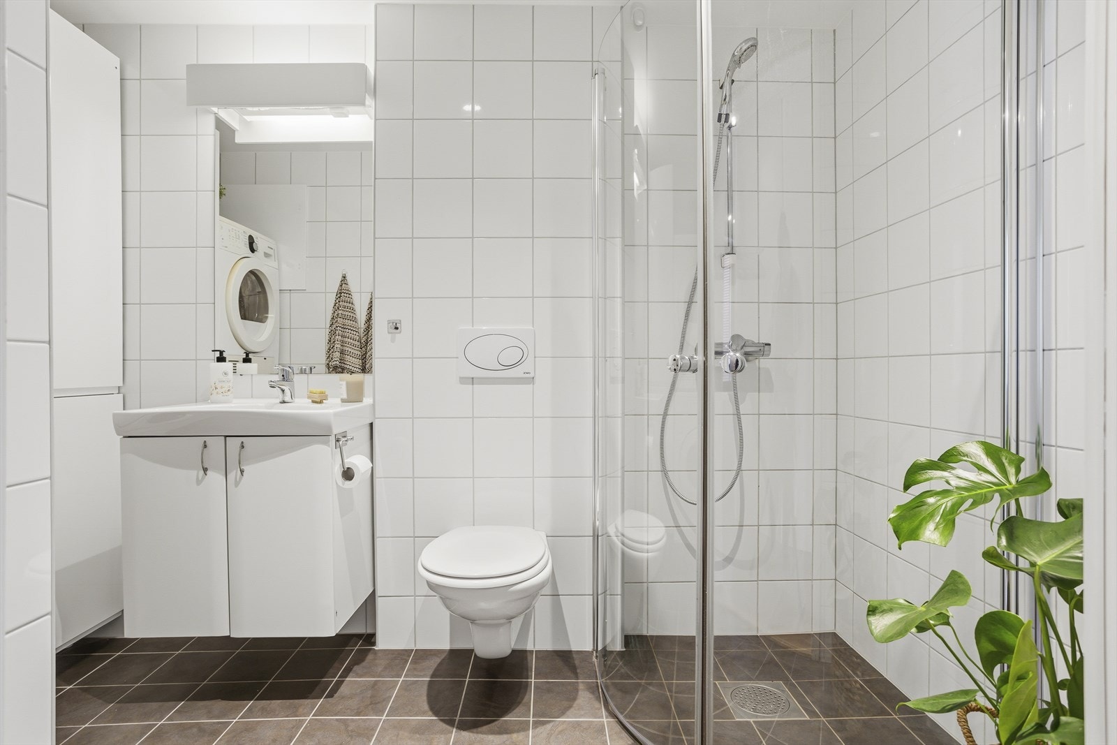 - Romslig og lyst bad som måler ca. 4,7 m² - Galleribilde