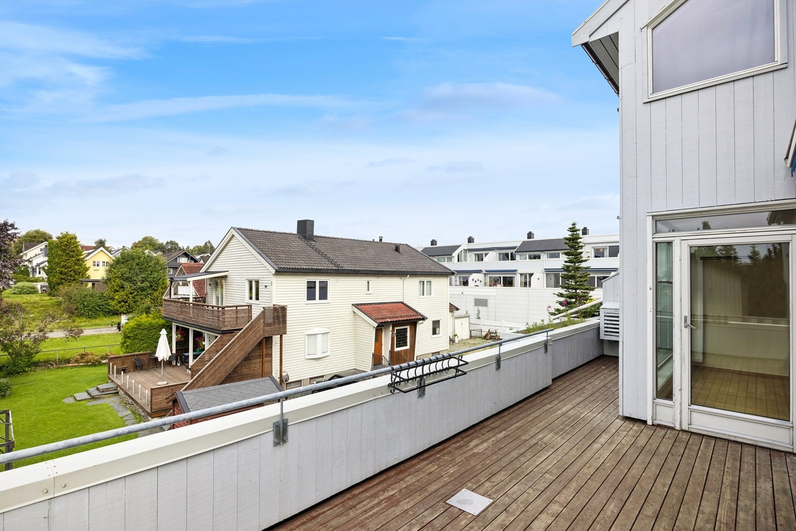 Leiligheten ligger i et rolig strøk og oppleves som privat og uten innsyn. Galleribilde