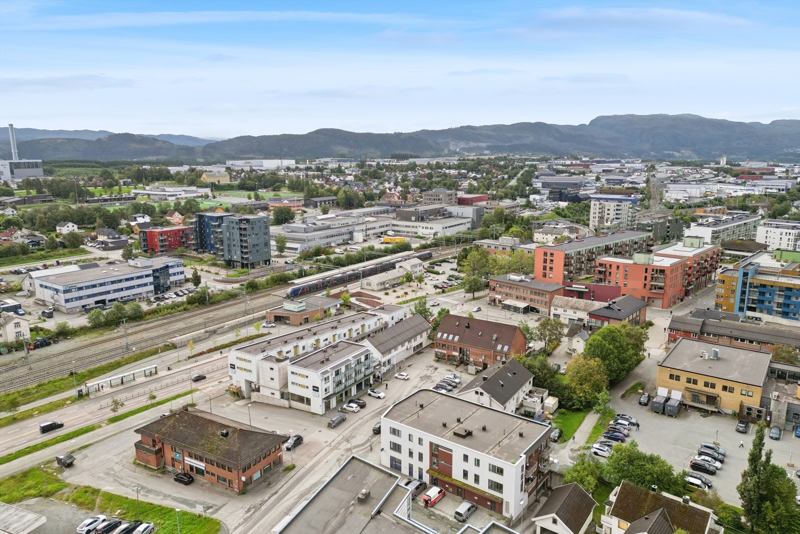 Heimdal sentrum er kun noen hundre meter gange fra leiligheten og byr på et bredt utvalg av servicefasiliteter. Galleribilde
